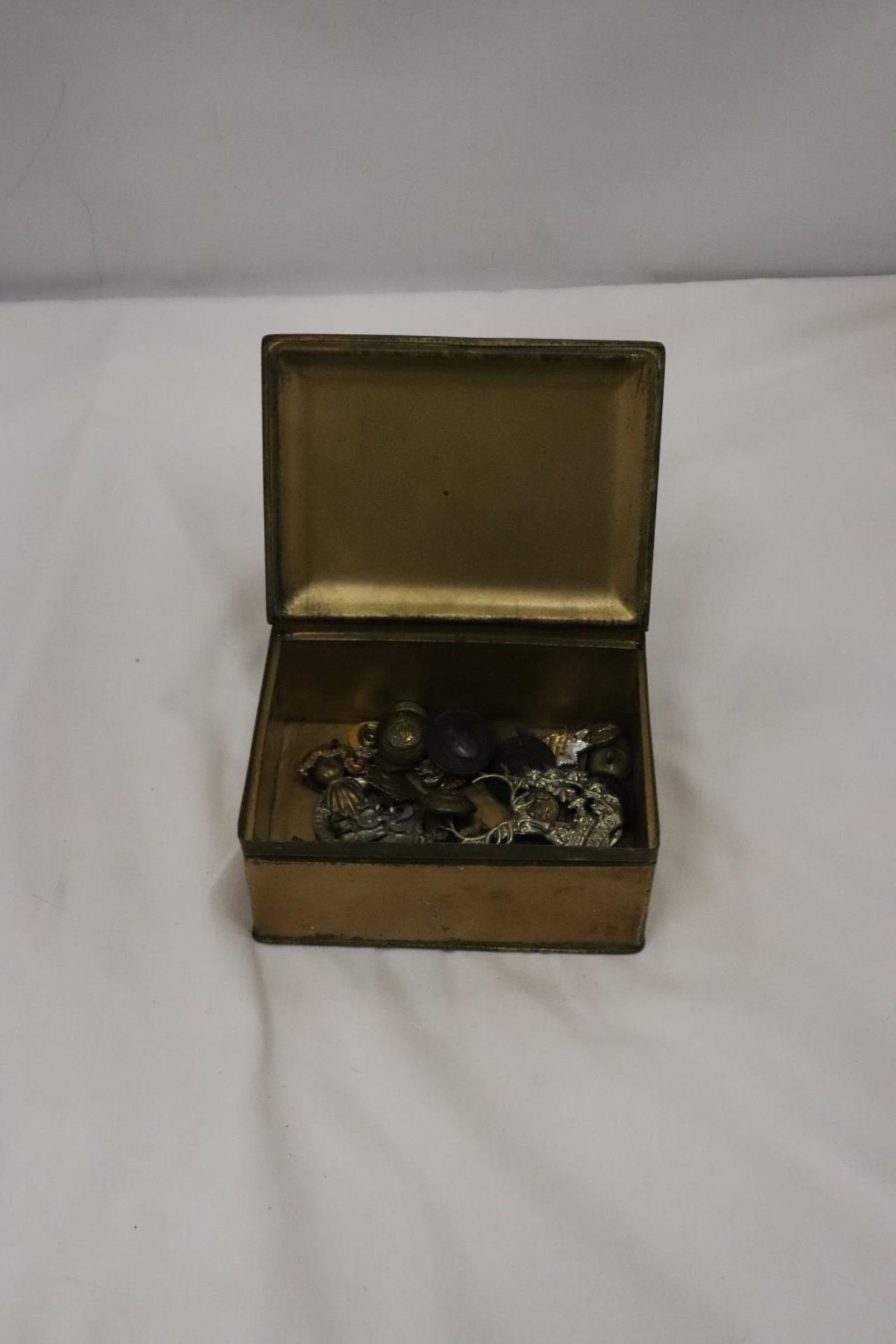 A BRASS BOX CONTAINING MILITARY BUTTONS AND BADGES - Image 2 of 10