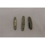 THREE VINTAGE PENKNIVES TO INCLUDE ONE MARKED 'GREERS OVH SCOTCH WHISKY'
