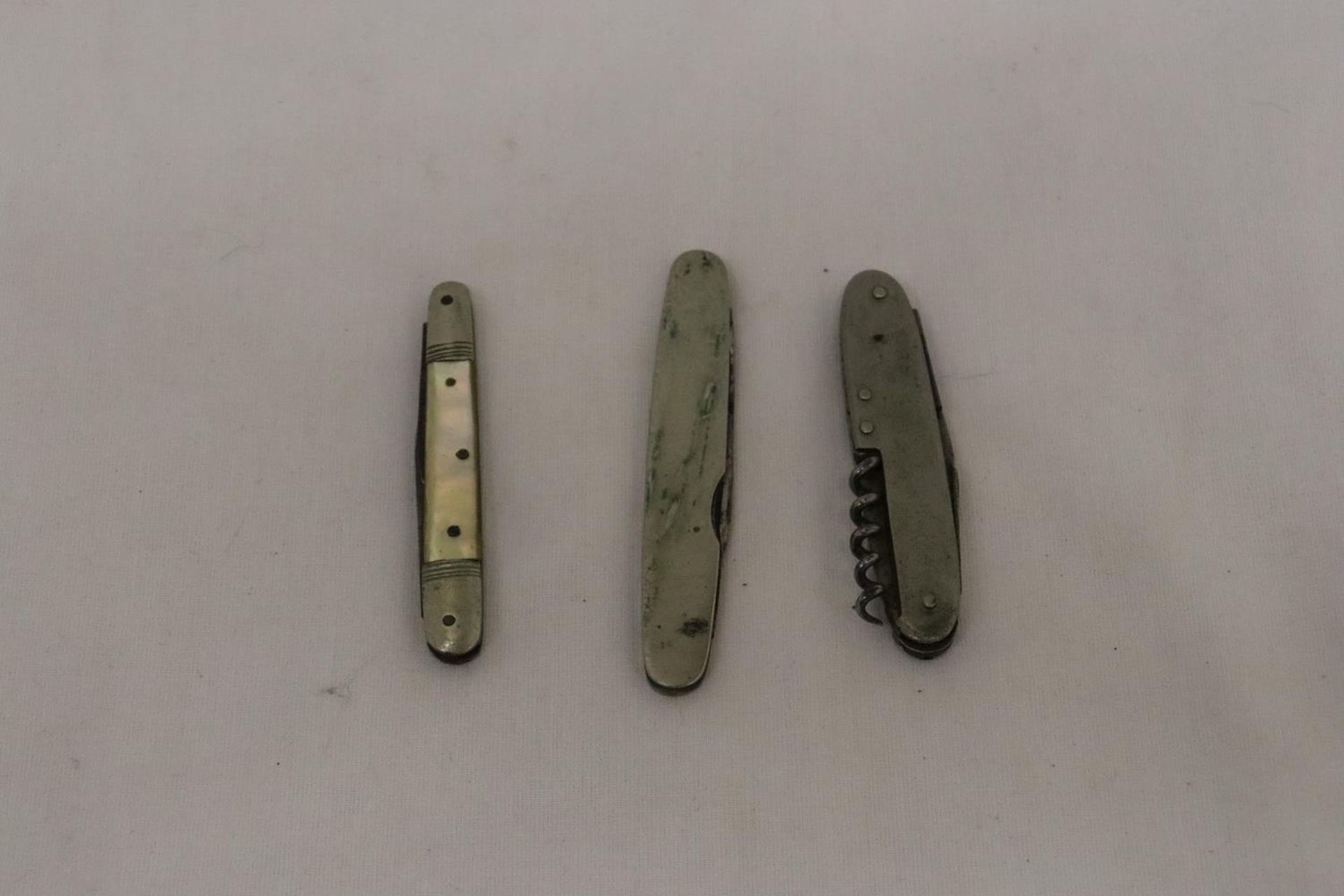 THREE VINTAGE PENKNIVES TO INCLUDE ONE MARKED 'GREERS OVH SCOTCH WHISKY'