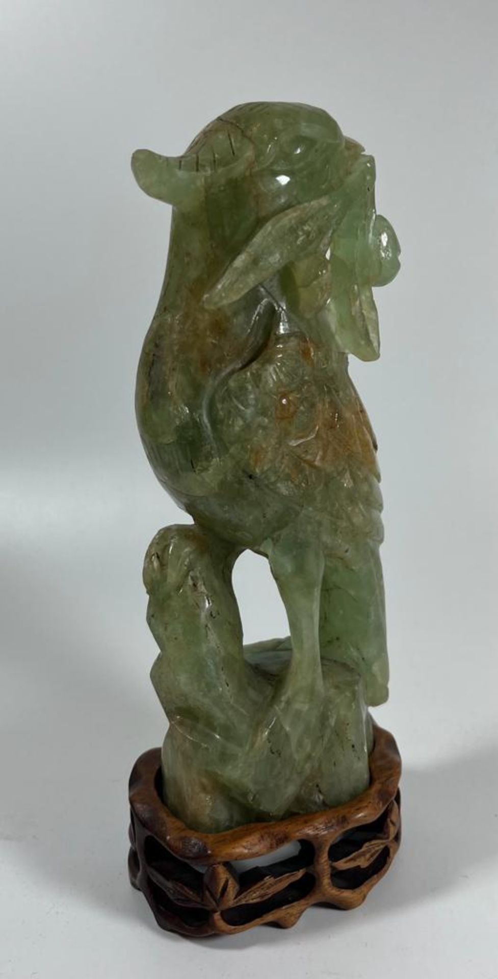 A CARVED JADE STYLE HARDSTONE MODEL OF A BIRD ON A CARVED WOODEN BASE, HEIGHT 20 CM - Image 2 of 7