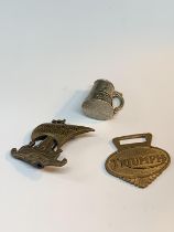 THREE VINTAGE ADVERTISING ITEMS TO INCLUDE A CRAWFORDS BISCUITS BADGE, A WHITBREAD MINIATURE TANKARD