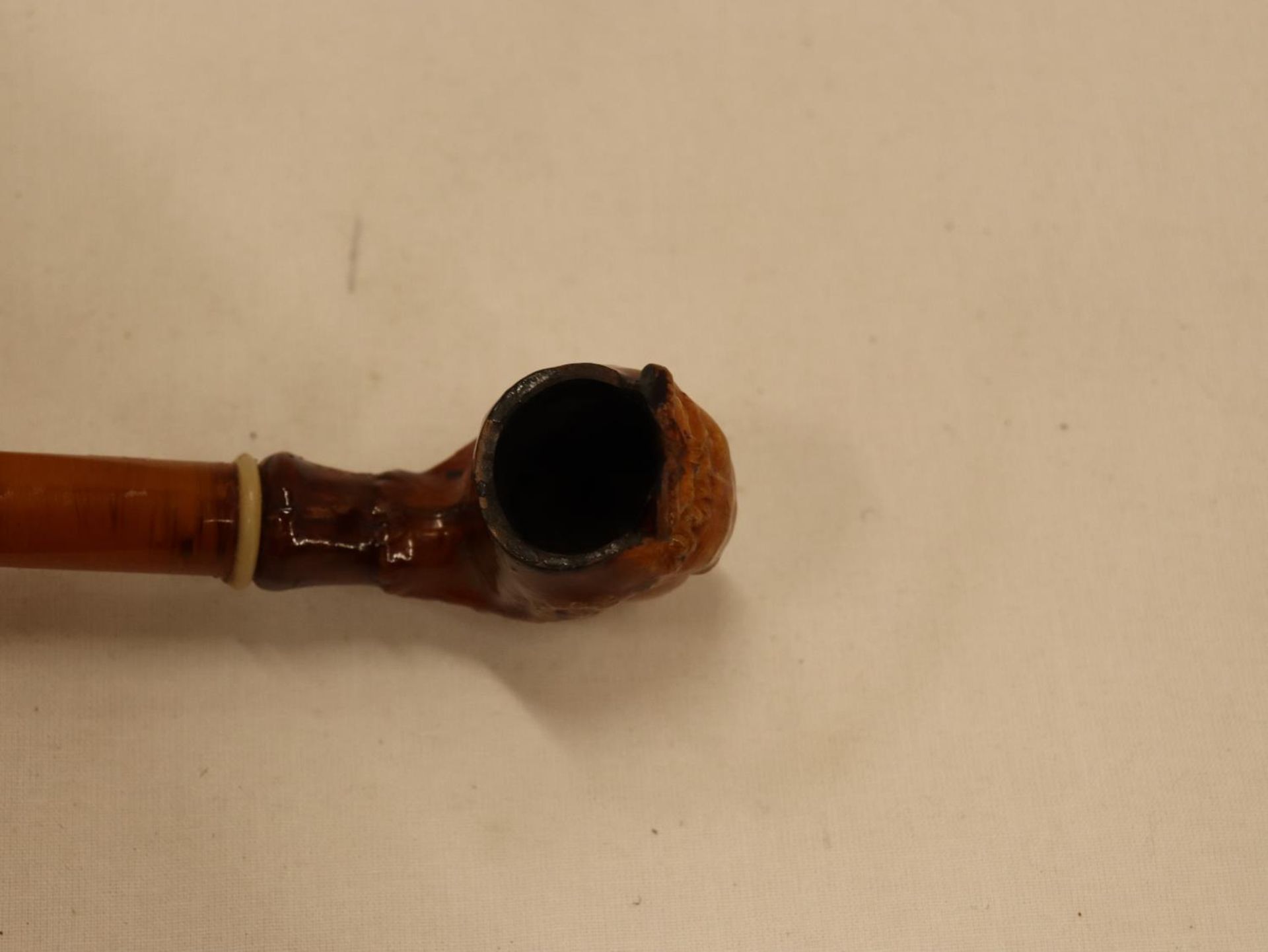 AN ANTIQUE BRITISH QUEEN VICTORIA TREACLE GLAZE TOBACCO PIPE WITH AMBER EFFECT PIPE, LENGTH 13 CM - Bild 3 aus 4