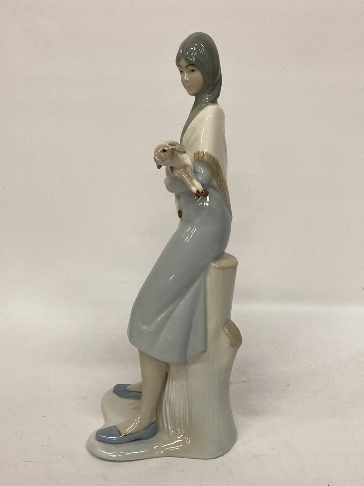 A LLADRO STYLE LADY FIGURE HOLDING A LAMB - Image 4 of 4