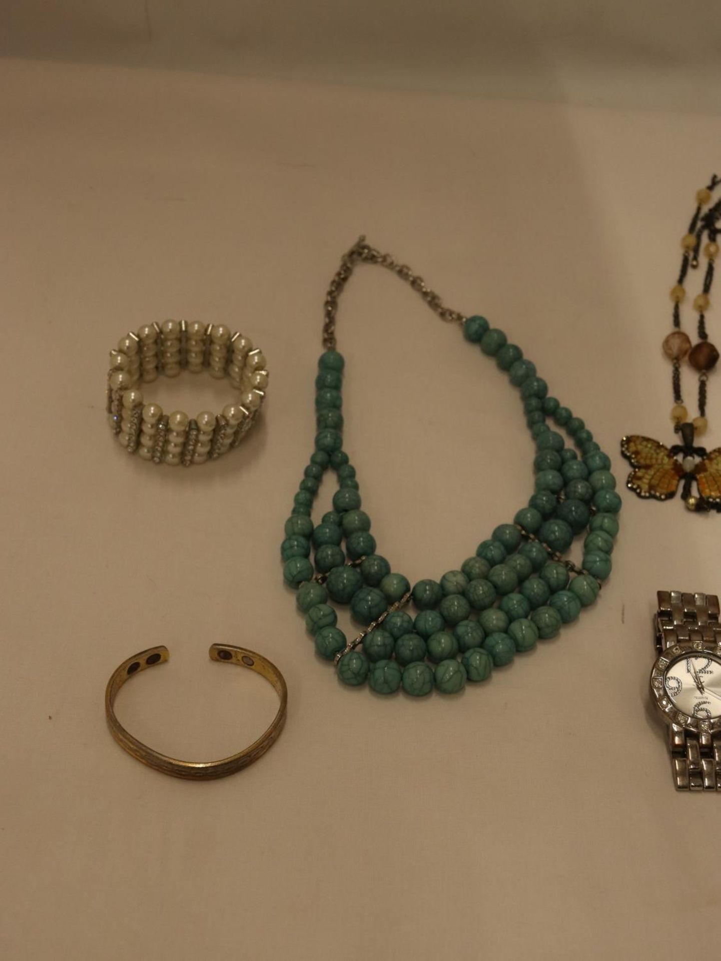 A QUANTITY OF COSTUME JEWELLERY IN A GLASS TOPPED DISPLAY CASE - Bild 7 aus 8