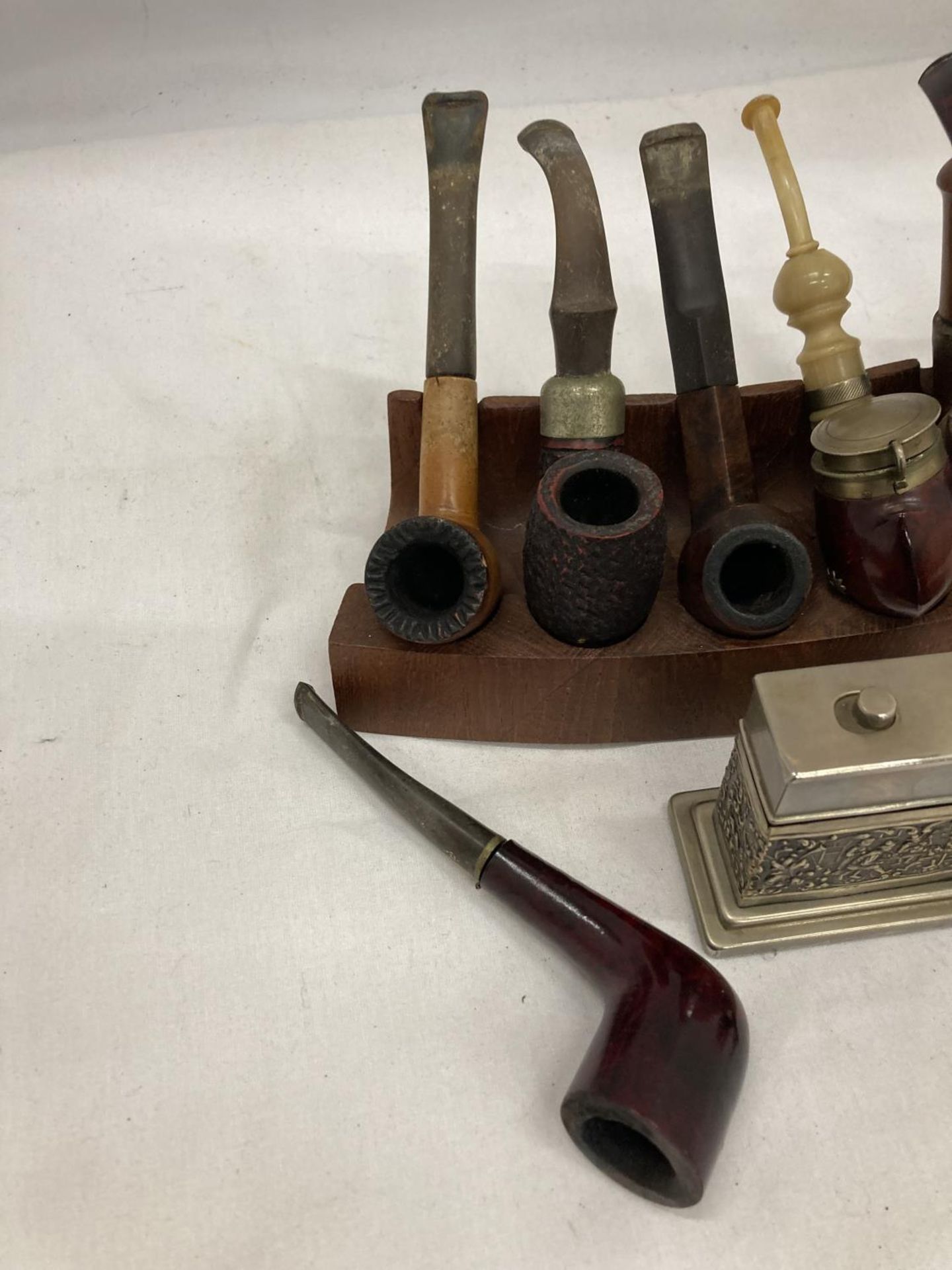 EIGHT VINTAGE PIPES WITH STANDS AND A TABLE LIGHTER - Bild 2 aus 4