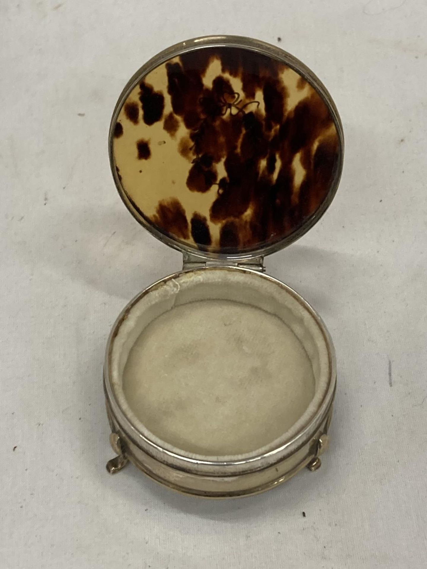 A HALLMARKED BIRMINGHAM SILVER AND TORTOISE SHELL LIDDED POT - Image 6 of 6