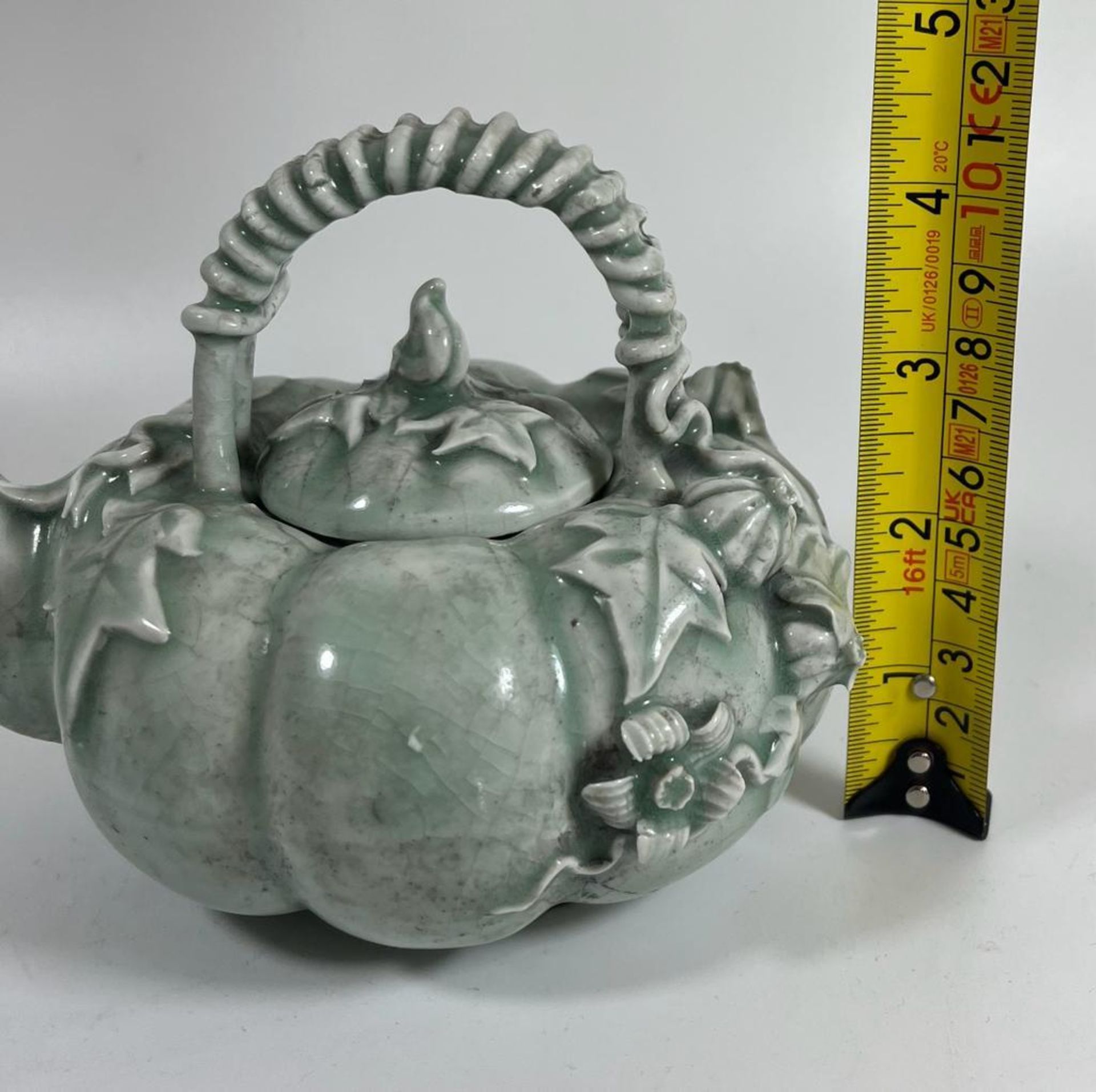 A CHINESE CELADON GLAZE TEAPOT WITH BRAIDED DESIGN HANDLE, HEIGHT 11 CM - Image 6 of 6