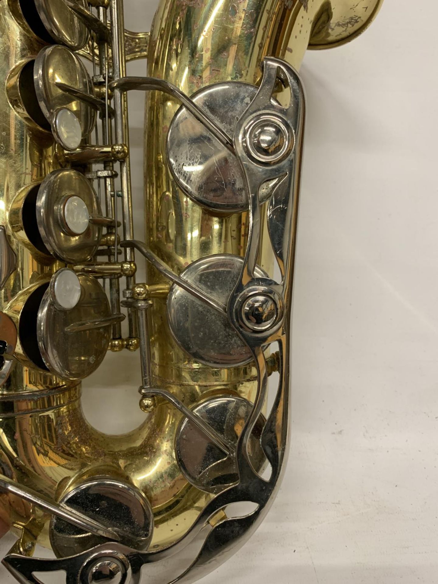 A YAMAHA SAXOPHONE WITH CASE AND A TEACHING BOOK - Image 12 of 24