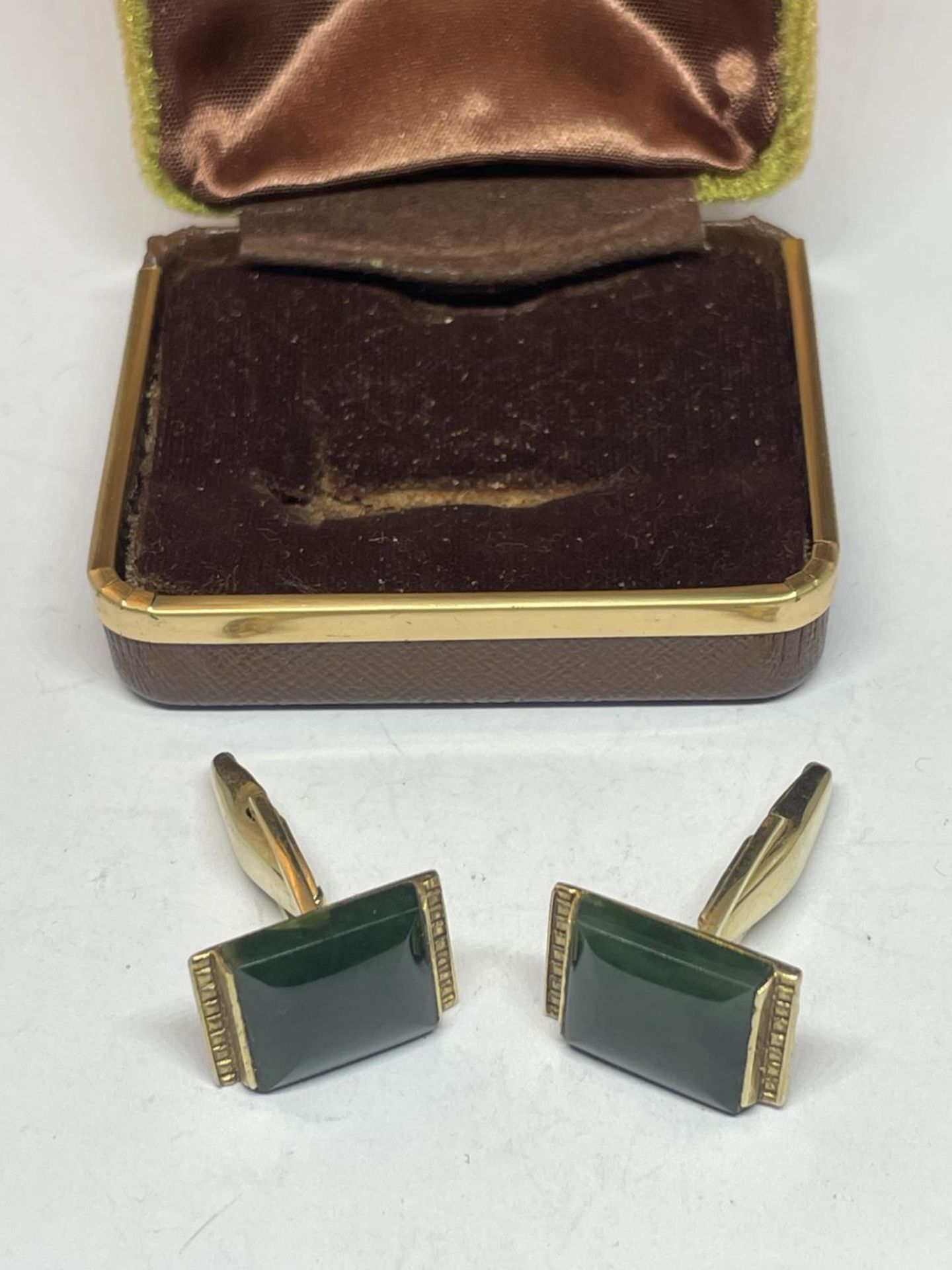 A PAIR OF 9 CARAT GOLD CUFFLINKS WITH GREEN STONES IN A PRESENTATION BOX GROSS WEIGHT 9.77 GRAMS