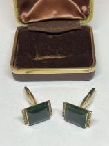 A PAIR OF 9 CARAT GOLD CUFFLINKS WITH GREEN STONES IN A PRESENTATION BOX GROSS WEIGHT 9.77 GRAMS