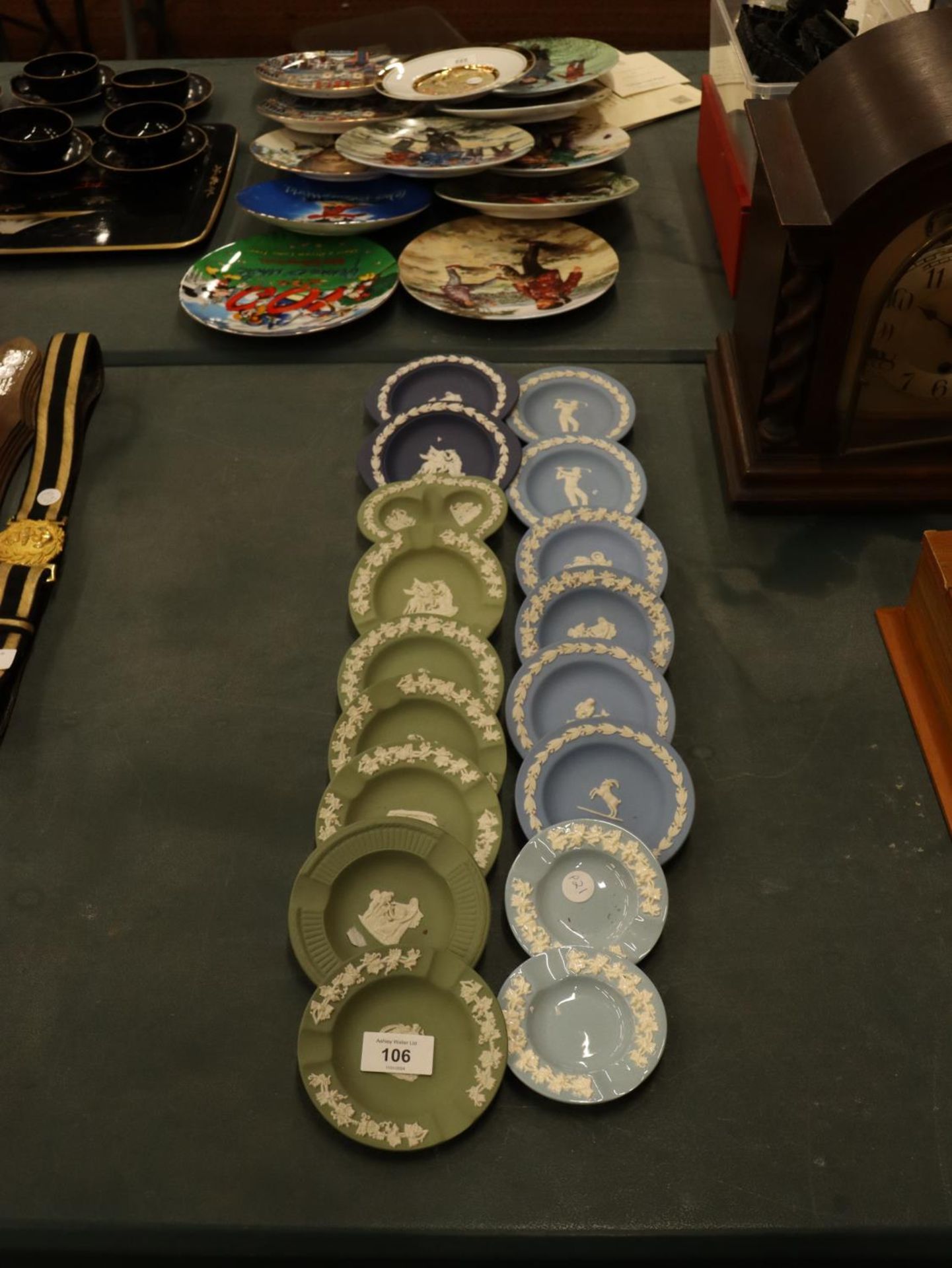 A COLLECTION OF WEDGWOOD BLUE AND GREEN PIN TRAYS AND ASHTRAYS - Image 3 of 3