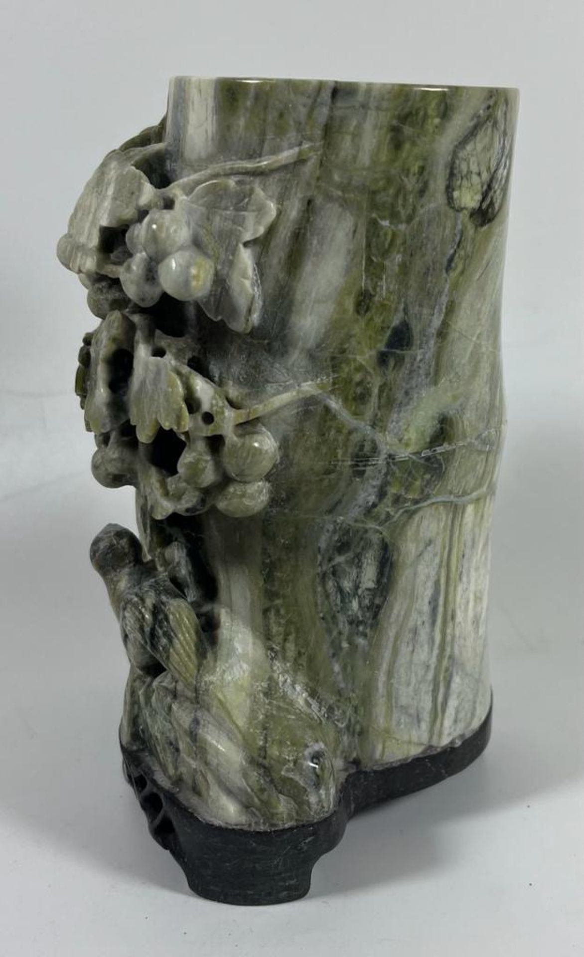 A CHINESE CARVED GREEN HARDSTONE VASE DESIGNED AS A BAMBOO POT, HEIGHT 16 CM - Bild 2 aus 5