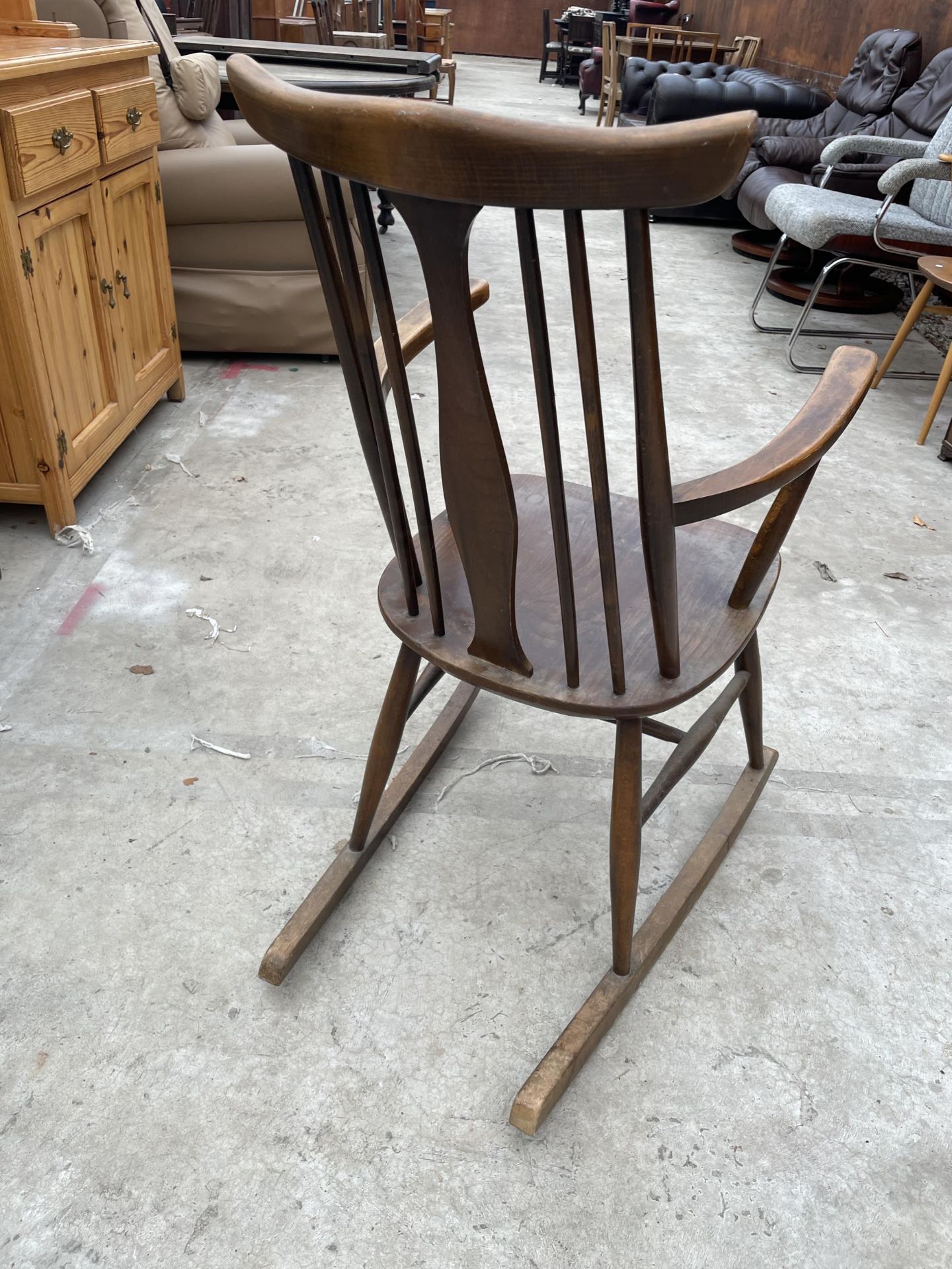 AN ERCOL STYLE ELM AND BEECH ROCKING CHAIR - Image 3 of 3