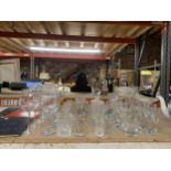 A LARGE QUANTITY OF GLASSWARE TO INCLUDE DRINKING GLASSES, DECANTER AND A BIRD FIGURE