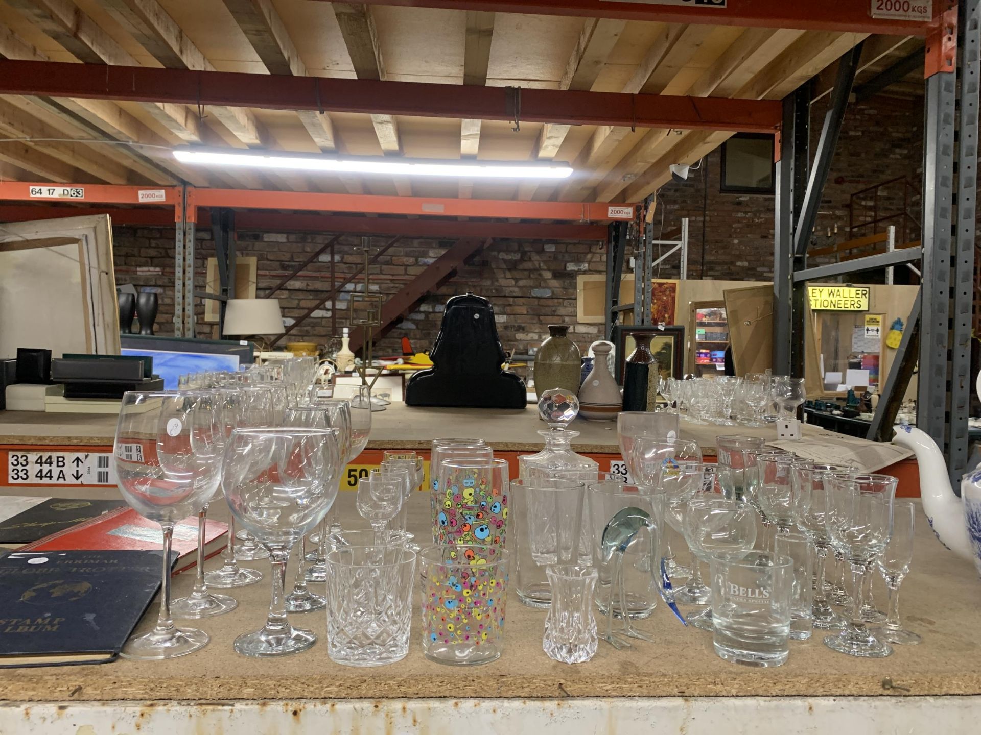 A LARGE QUANTITY OF GLASSWARE TO INCLUDE DRINKING GLASSES, DECANTER AND A BIRD FIGURE