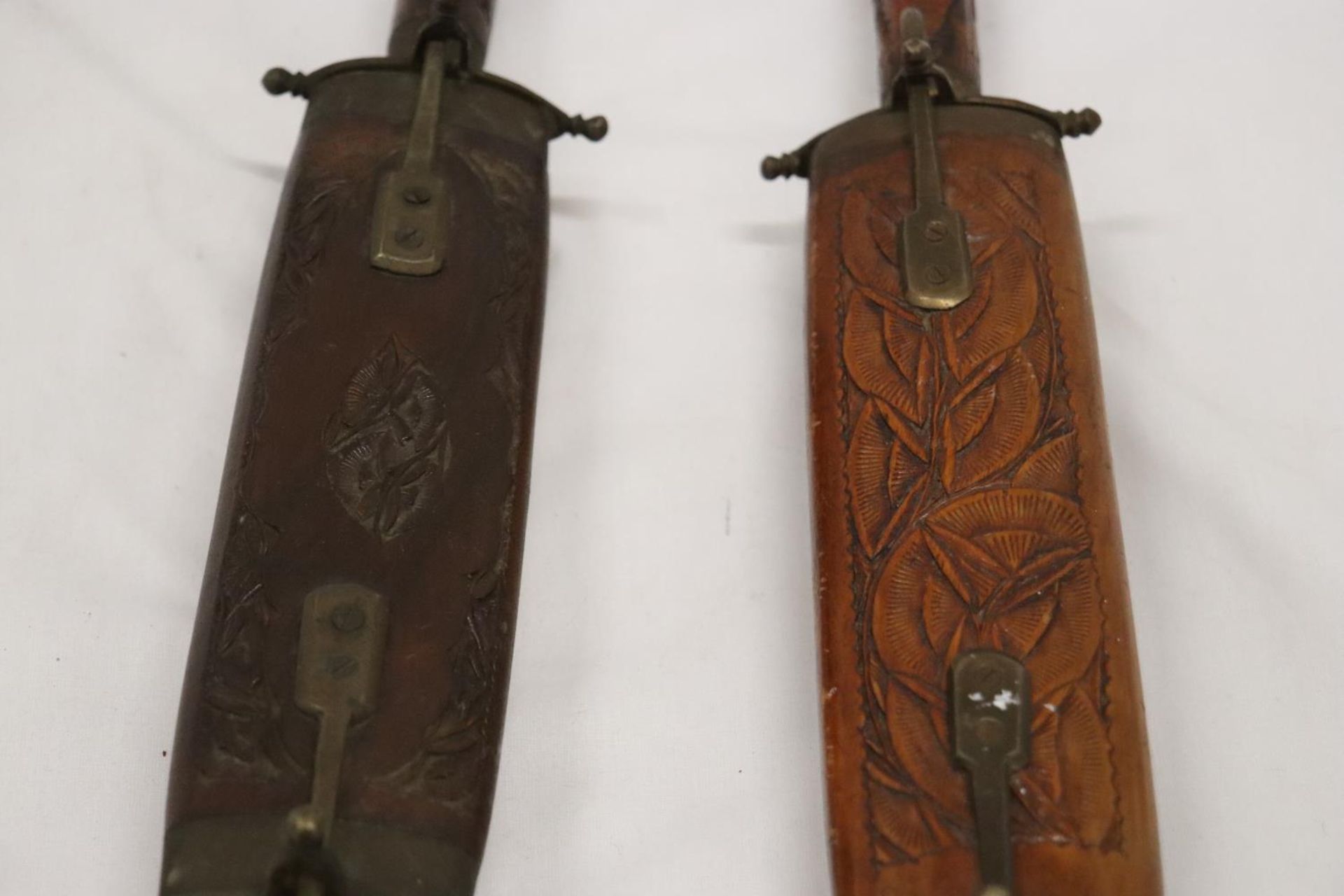 TWO VINTAGE CARVING SETS IN WOODEN CASES - Image 3 of 5