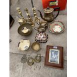 A COLLECTION OF BRASS, SILVER PLATE AND CERAMIC ITEMS TO INCLUDE CANDLESTICKS, ETC