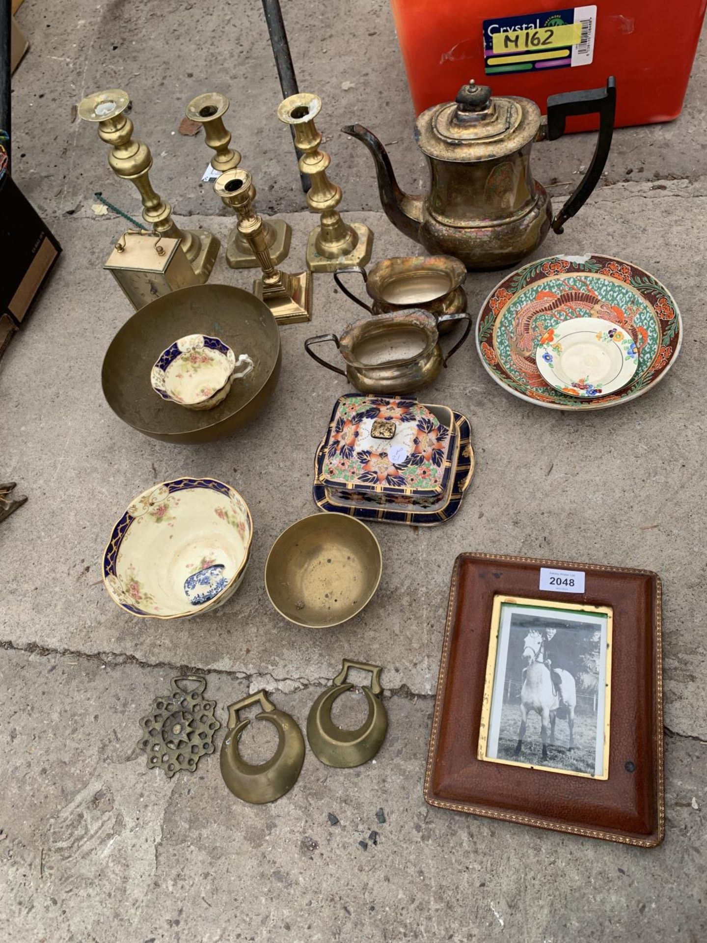 A COLLECTION OF BRASS, SILVER PLATE AND CERAMIC ITEMS TO INCLUDE CANDLESTICKS, ETC