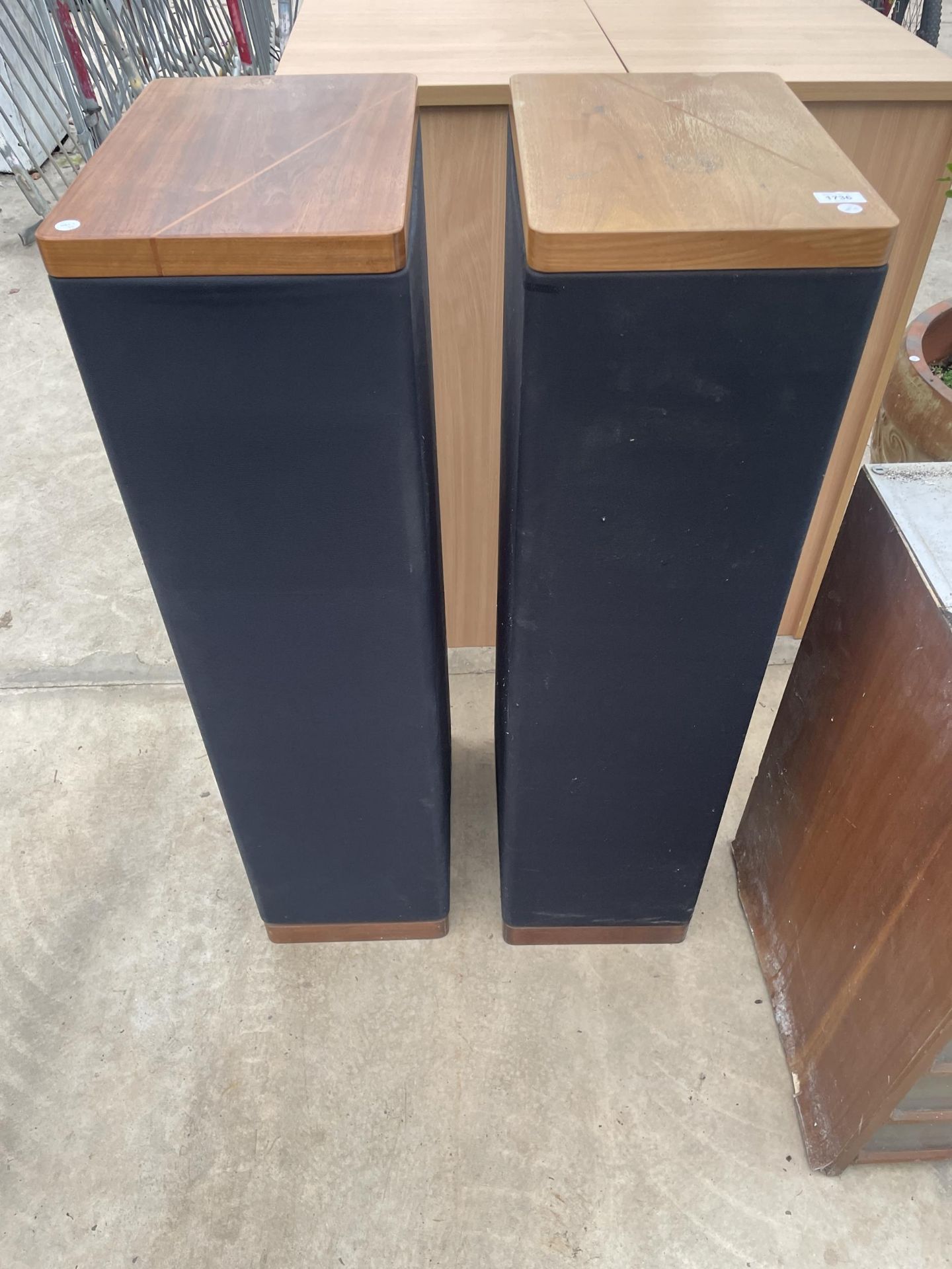 A PAIR OF TALL ACOUSTIC RESEARCH SPEAKERS HEIGHT 111CM