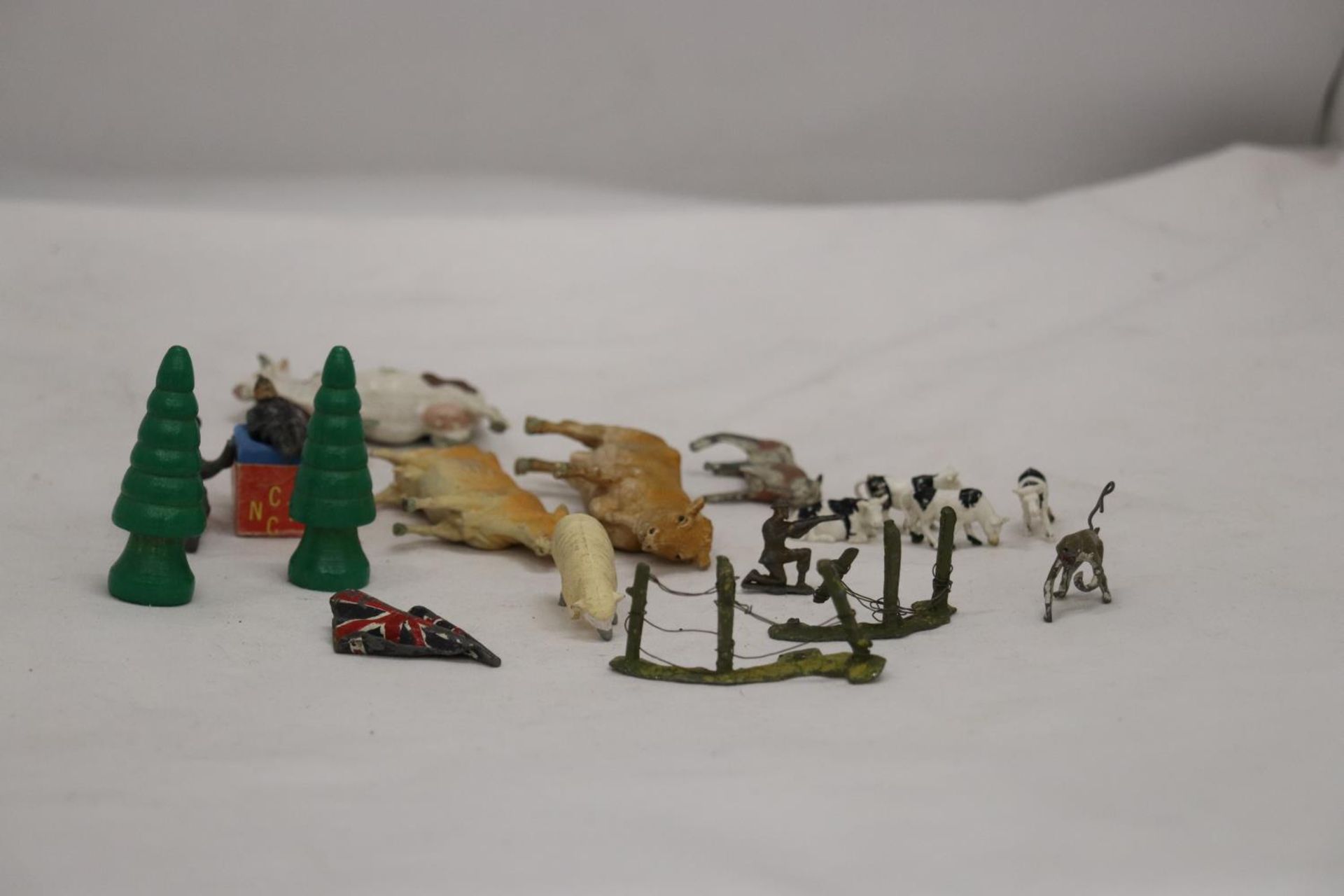 A SMALL QUANTITY OF FARM ANIMALS, ETC TO INCLUDE BRITAINS - Image 4 of 5