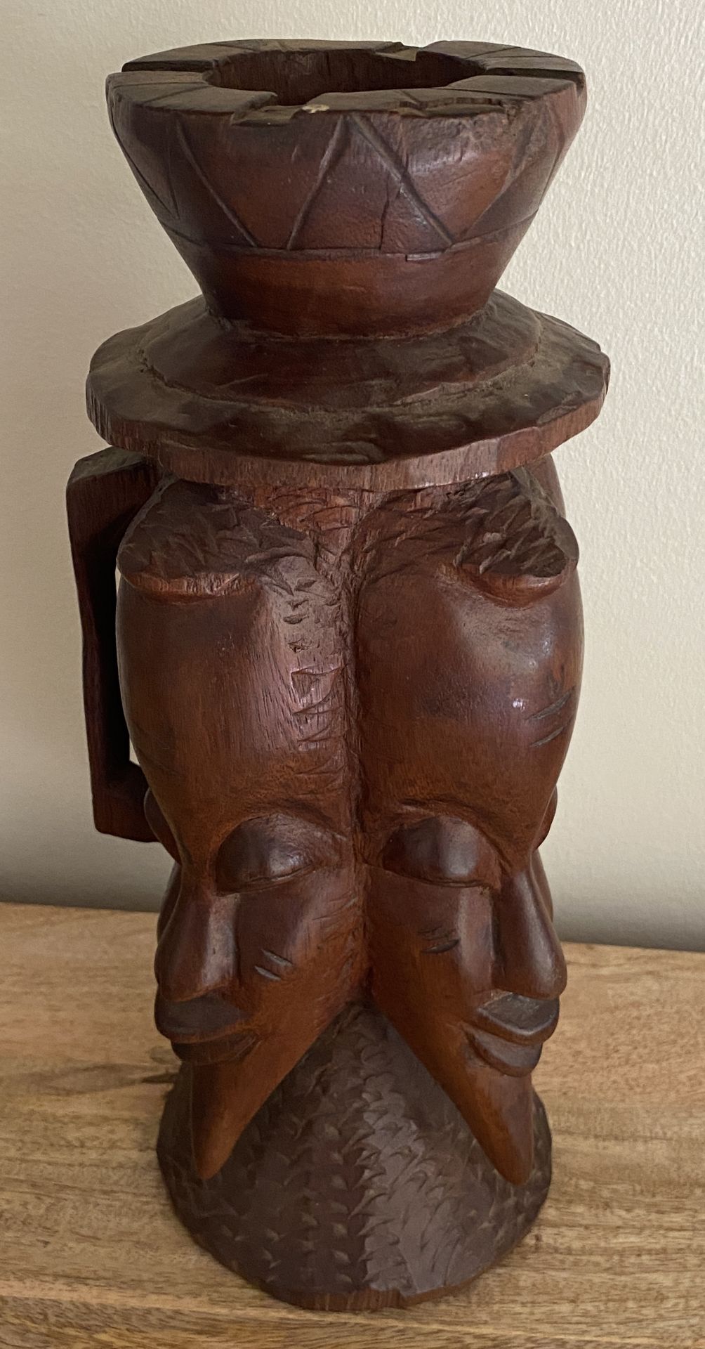 A VINTAGE MID 20TH CENTURY AFRICAN TRIBAL CARVED WOODEN FACE MASK JUG WITH HANDLE AND ASHTRAY DESIGN - Image 2 of 6