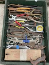 A LARGE ASSORTMENT OF VINTAGE HAND TOOLS TO INCLUDE SAWS AND SPANNERS ETC