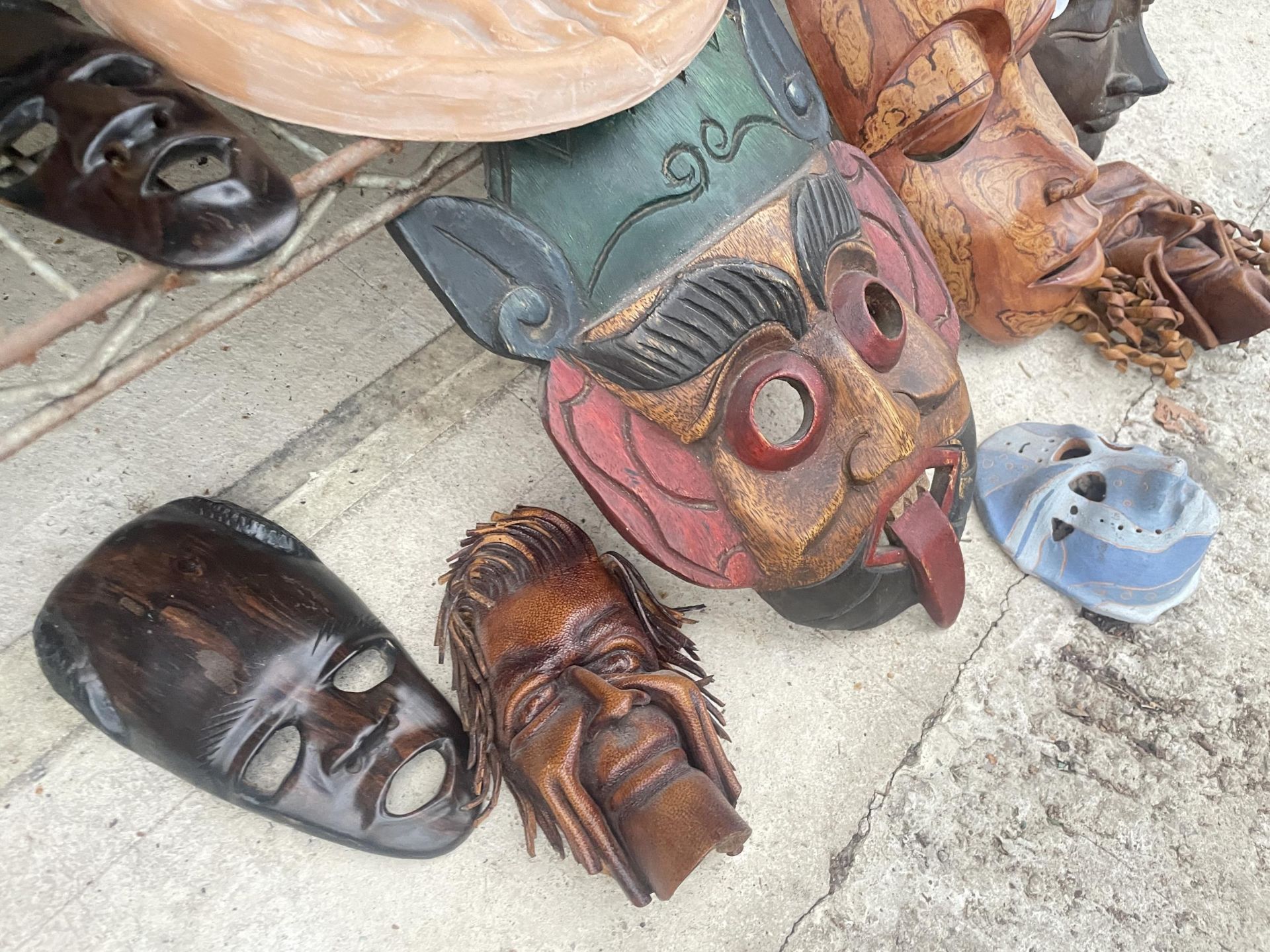 AN ASSORTMENT OF TREEN CARVED TRIBAL MASKS AND FURTHER CERAMIC MASKS ETC - Image 2 of 3