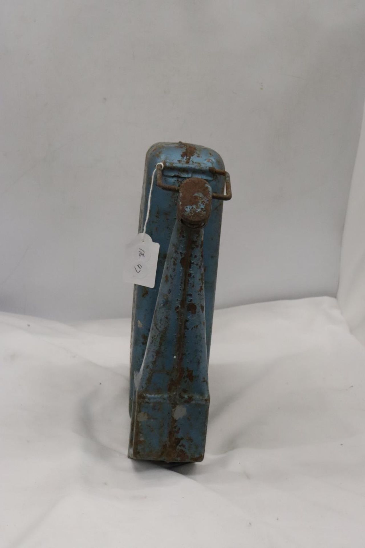 A VINTAGE EVERSURE PETROL CAN - Image 2 of 5