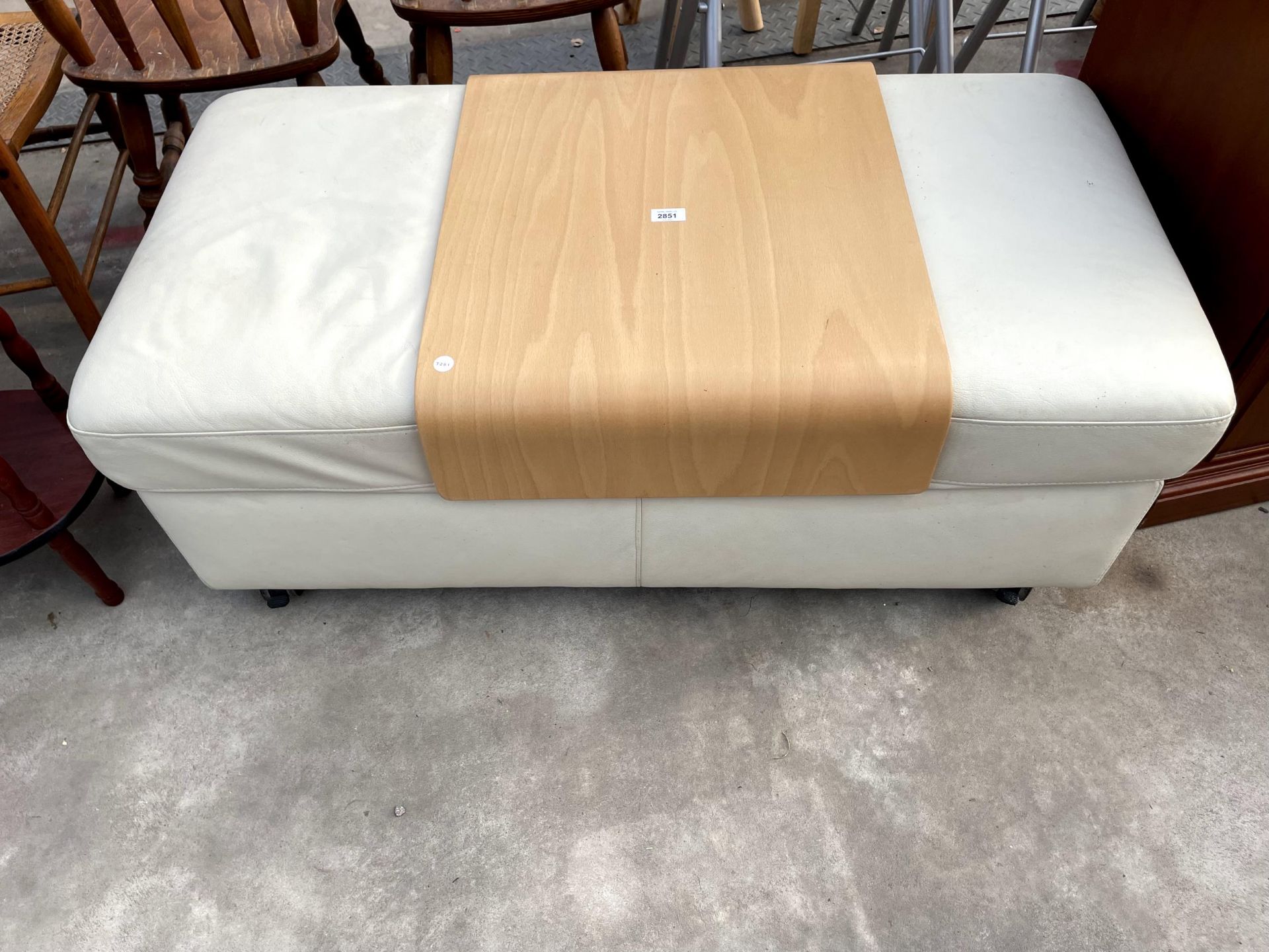 A MODERN WHITE FAUX LEATHER TWO SECTION STOOL/OTTOMAN WITH BENTWOOD REMOVEABLE TOP