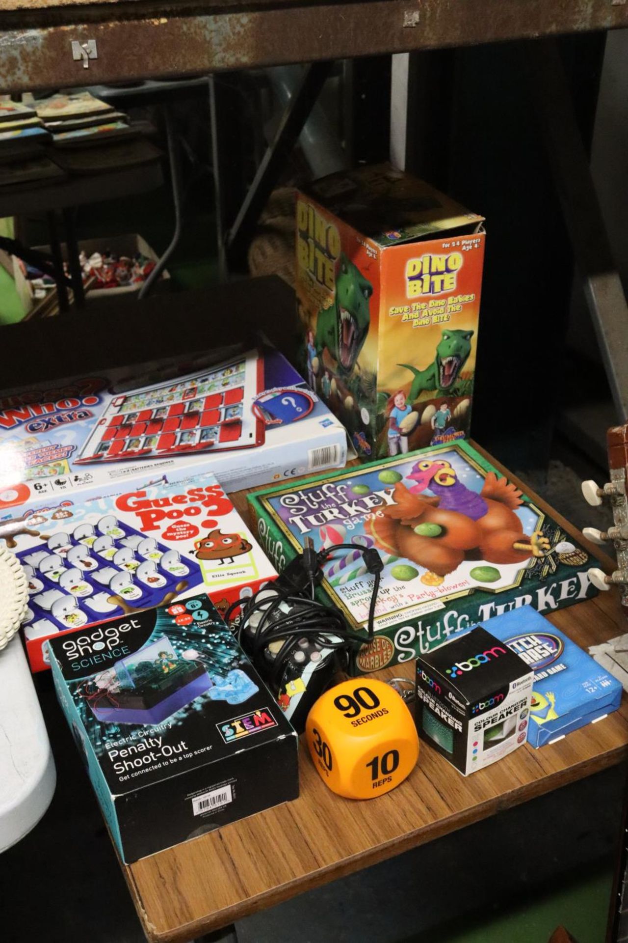 A QUANTITY OF BOARD GAMES, ETC TO INCLUDE GUESS WHO, DINO BITE, GADGET SHOP SCIENCE PENALTY SHOOT