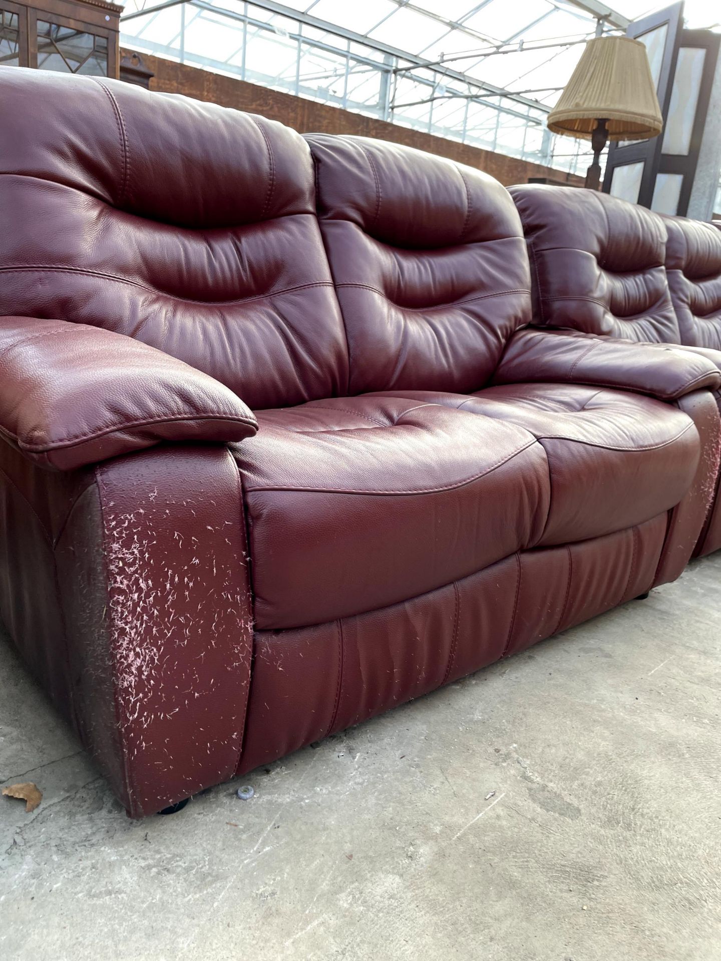 A MODERN LEATHER TWO SEATER SETTEE - Image 2 of 2