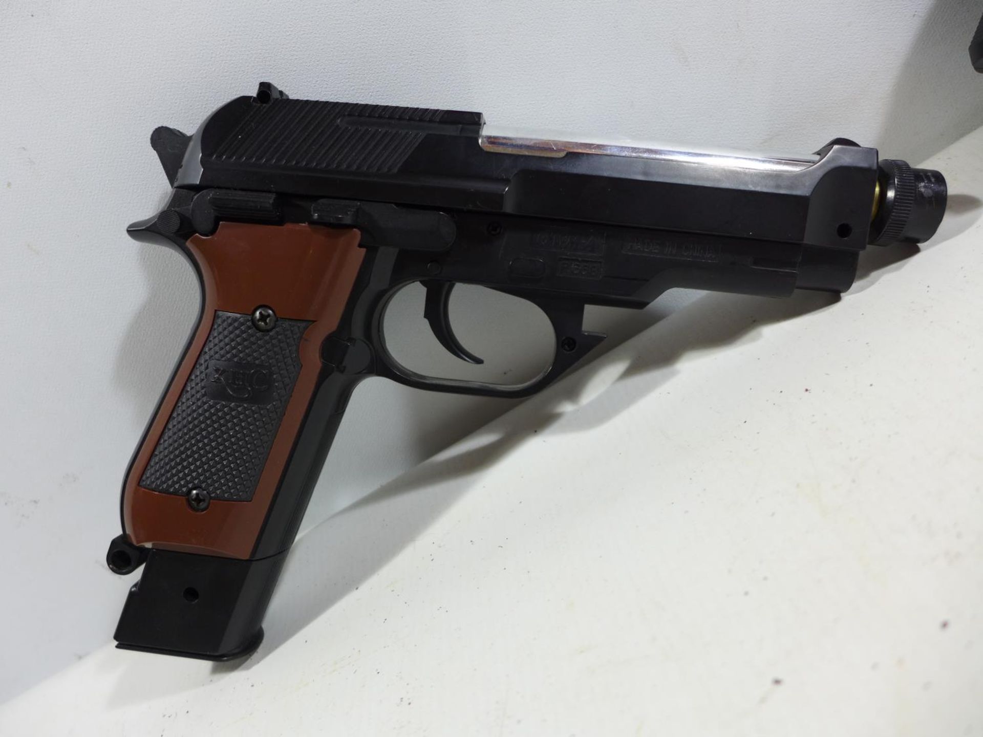 A PIETRO BERETTA BYMA KHC P668 BB GUN, LENGTH 23CM AND ANOTHER BB GUN, LENGTH 20.5CM (2) - Image 4 of 4