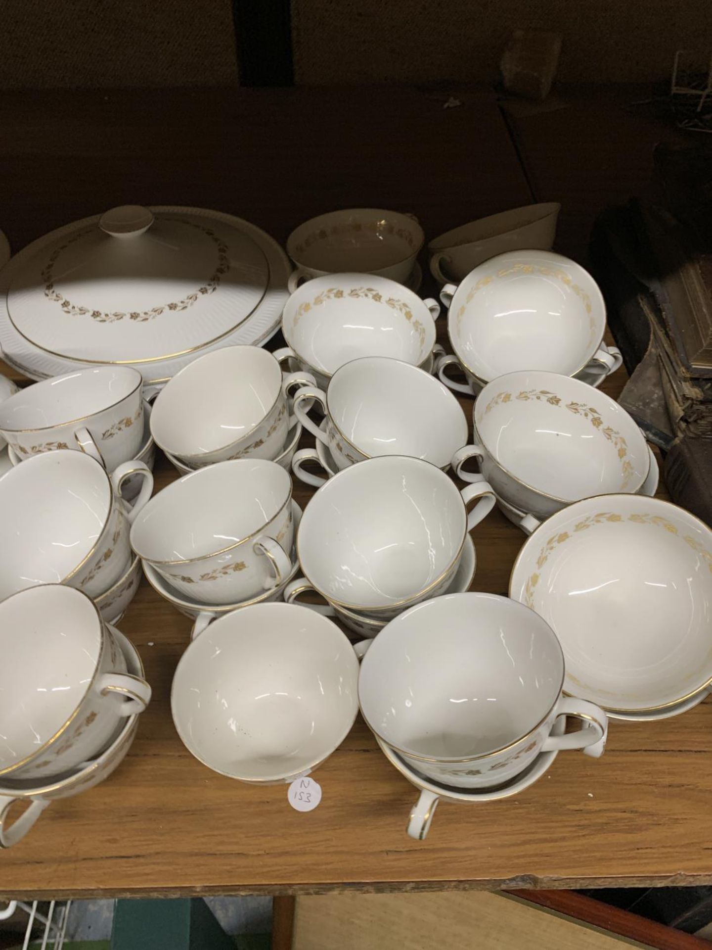 A LARGE QUANTITY OF ROYAL DOULTON 'FAIRFAX' AND 'RONDO' DINNER WARE TO INCLUDE VARIOUS SIZES OF - Image 4 of 4