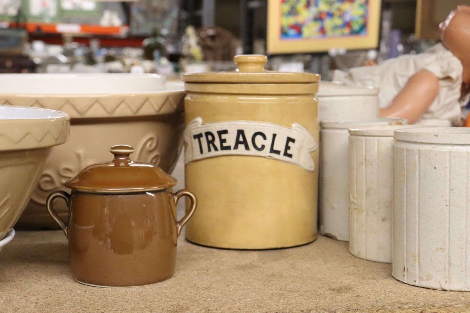 A QUANTITY OF STONEWARE ITEMS TO INCLUDE MASON CASH BOWLS, HARTLEYS JARS, A LIDDED TREACLE POT, ETC - Image 5 of 5