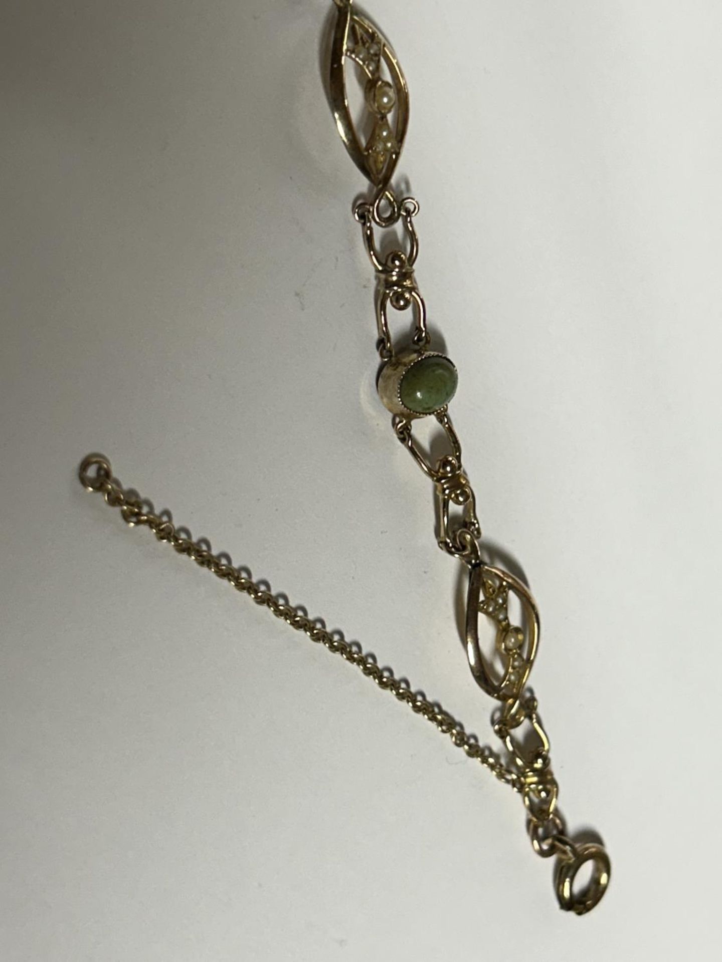 A VINTAGE 9CT YELLOW GOLD, JADE AND PEARL BRACELET WITH SAFETY CHAIN GROSS WEIGHT 6.35 GRAMS, LENGTH - Image 3 of 4