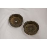 A PAIR OF VINTAGE SILVER PLATED WINE/DECANTER COASTERS, DIAMETER 15CM