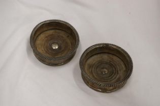 A PAIR OF VINTAGE SILVER PLATED WINE/DECANTER COASTERS, DIAMETER 15CM