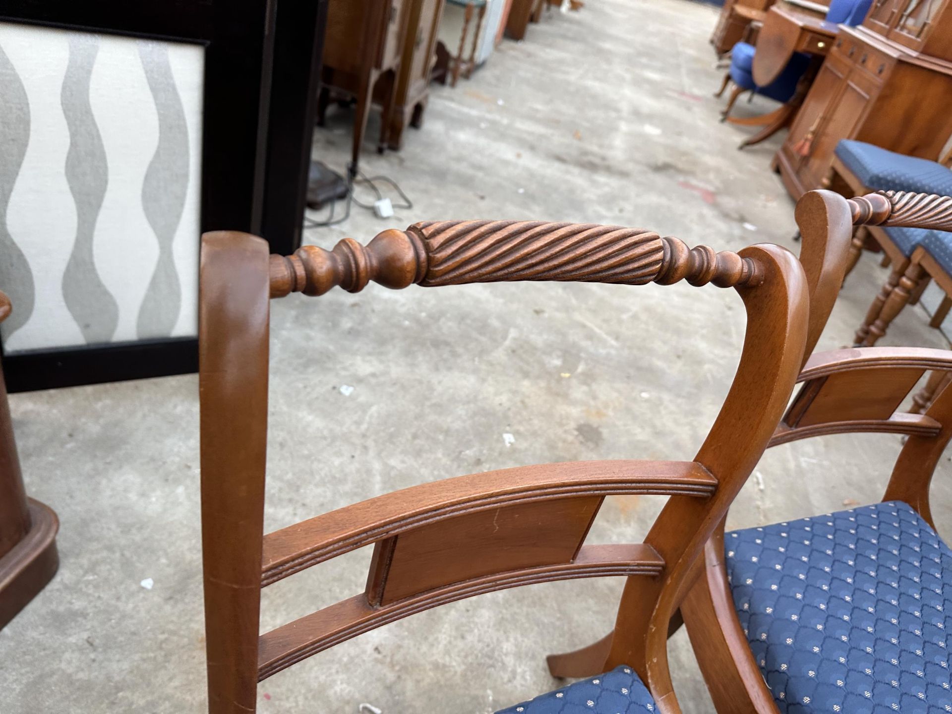 A REGENCY STYLE YEW WOOD CROSSBANDED TWIN PEDESTAL EXTENDING DINING TABLE 64" X 39.5" (LEAF 21.5") - Image 5 of 6