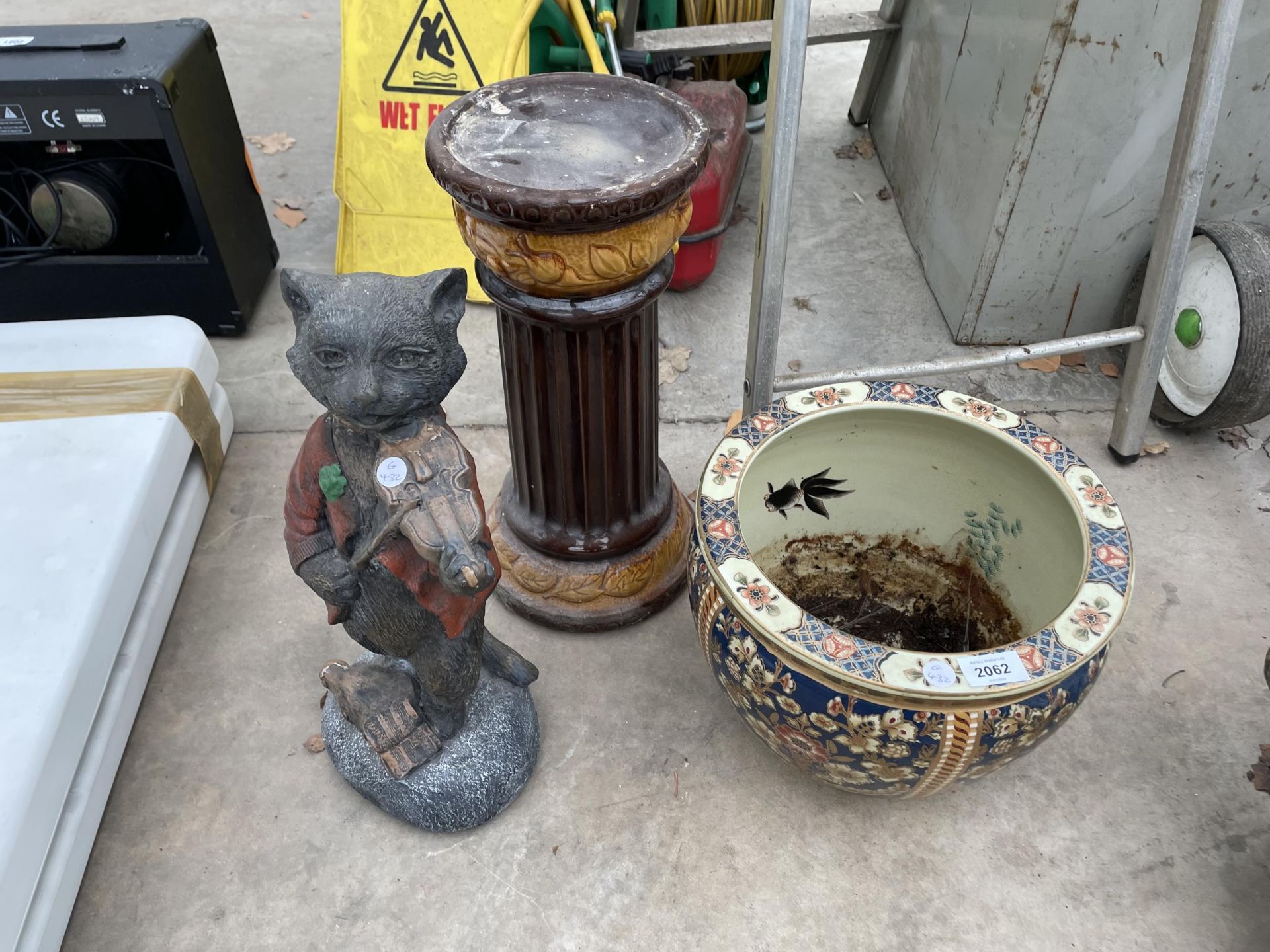 THREE ITEMS TO INCLUDE A CERAMIC JARDINAIRE STAND, A PLANTER AND A CAT FIGURE ETC