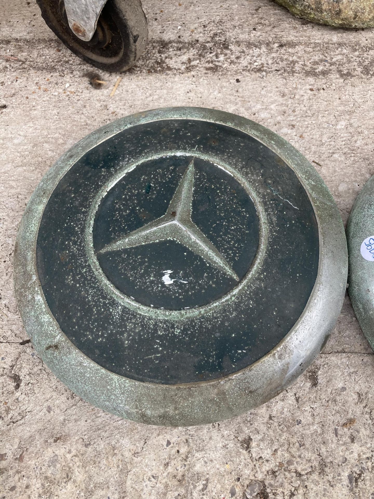 TWO VINTAGE MERCEDES BENZ HUB CAPS - Bild 3 aus 4