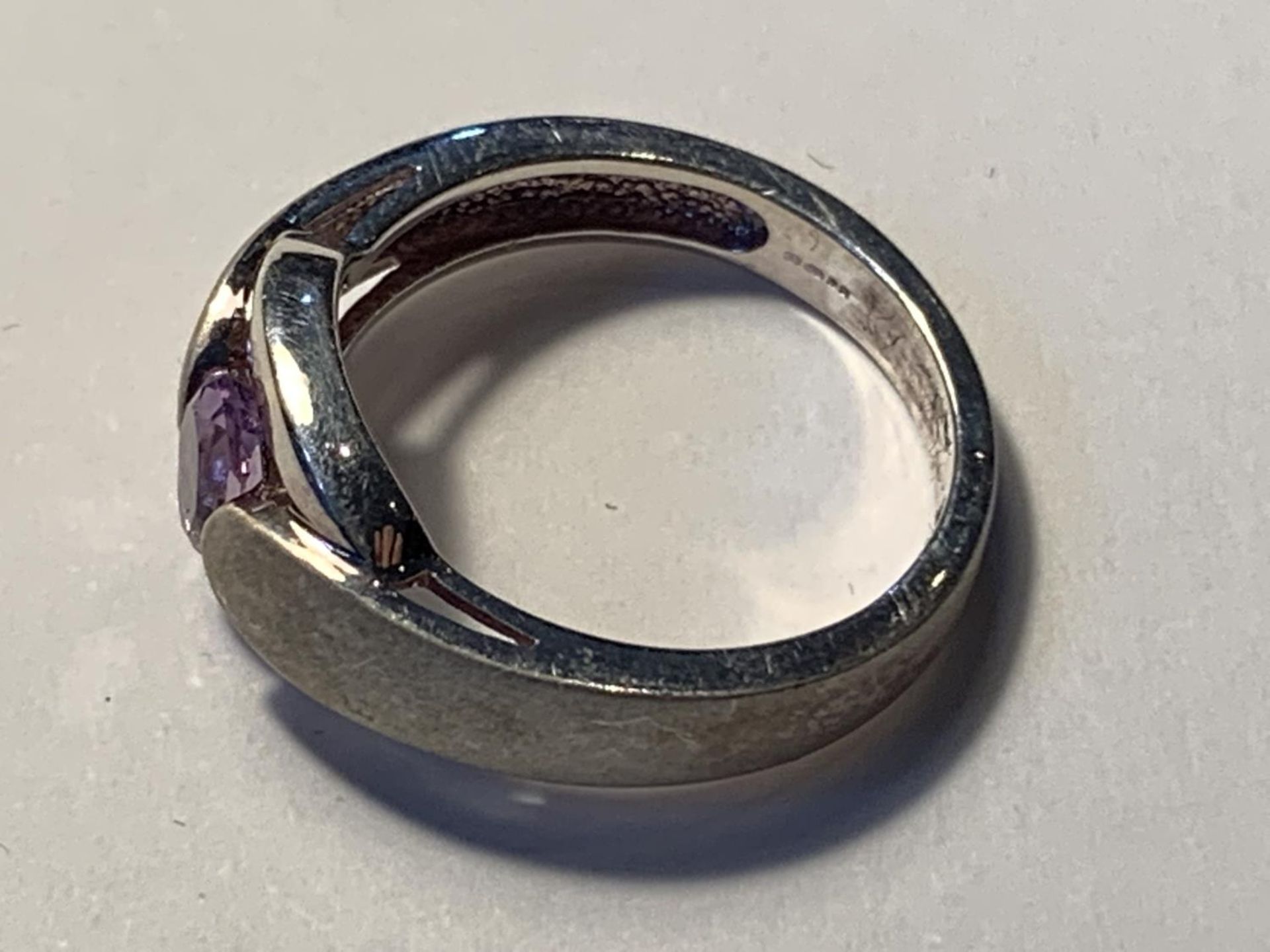 A SILVER AND AMETHYST RING IN A PRESENTATION BOX - Image 3 of 5