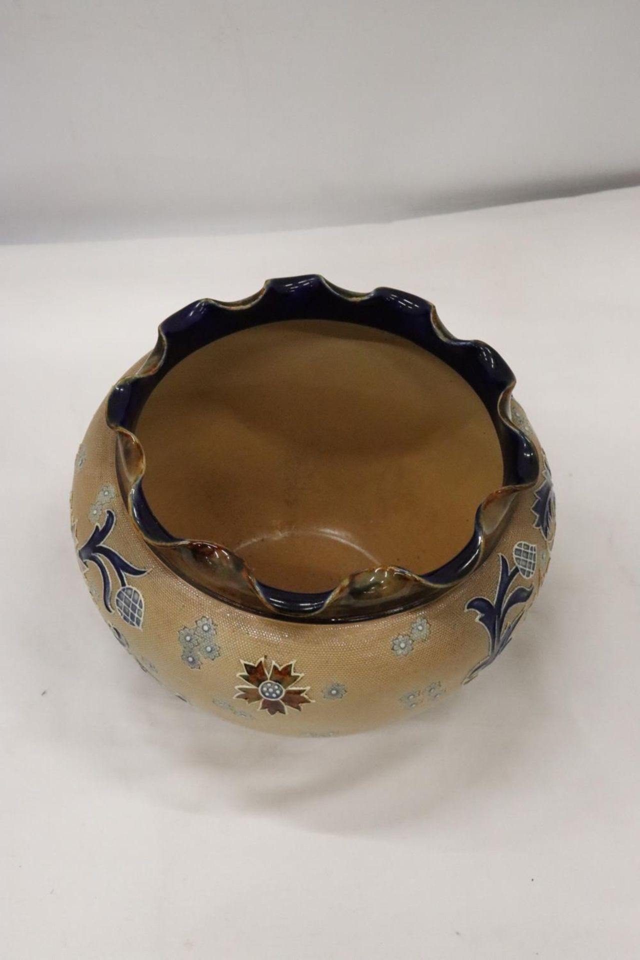 A VINTAGE ROYAL DOULTON SLATERS STONEWARE PLANTER, HEIGHT 18CM, DIAMETER 19CM - Bild 5 aus 6