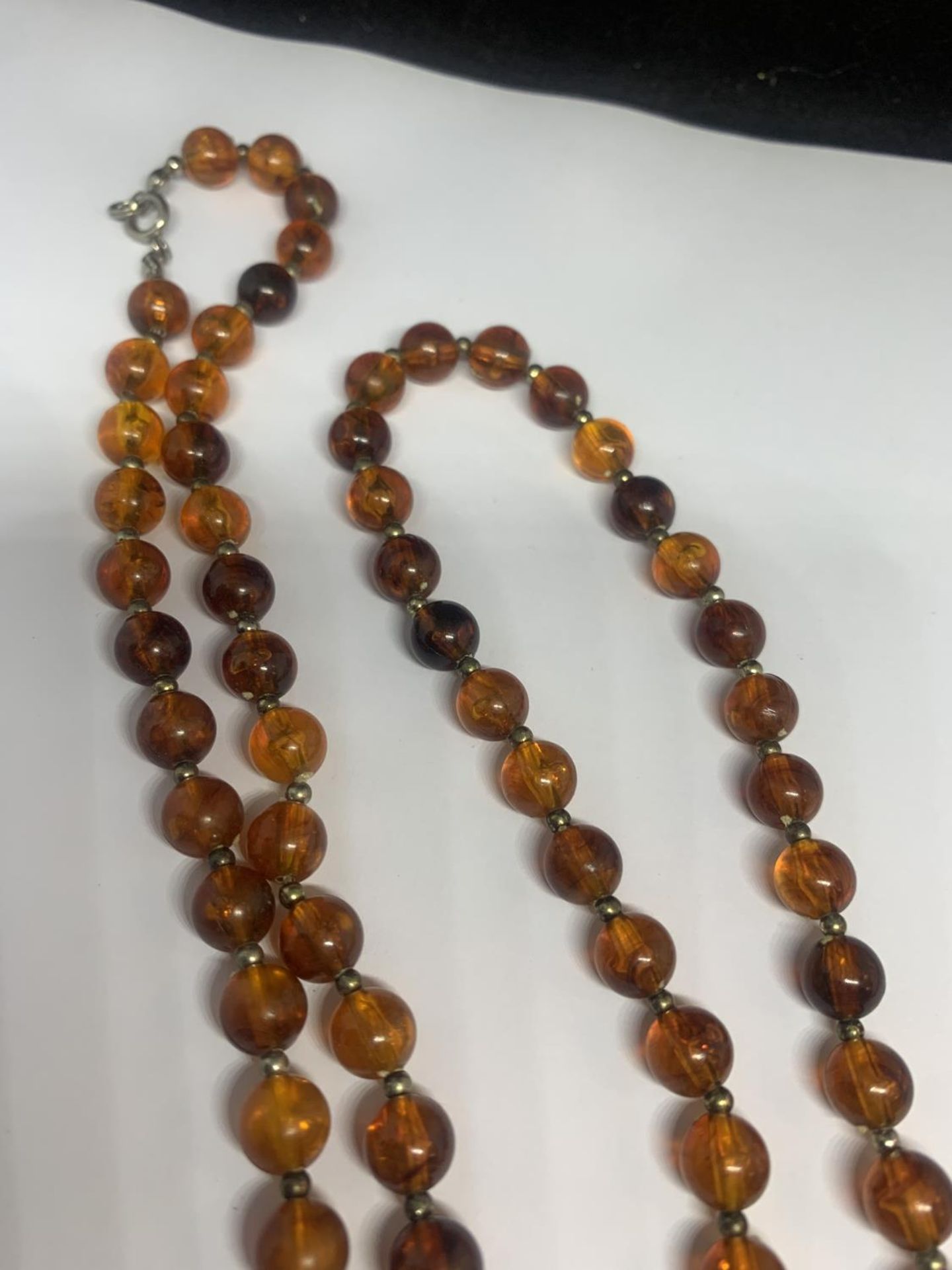 AN AMBER NECKLACE - Image 3 of 3