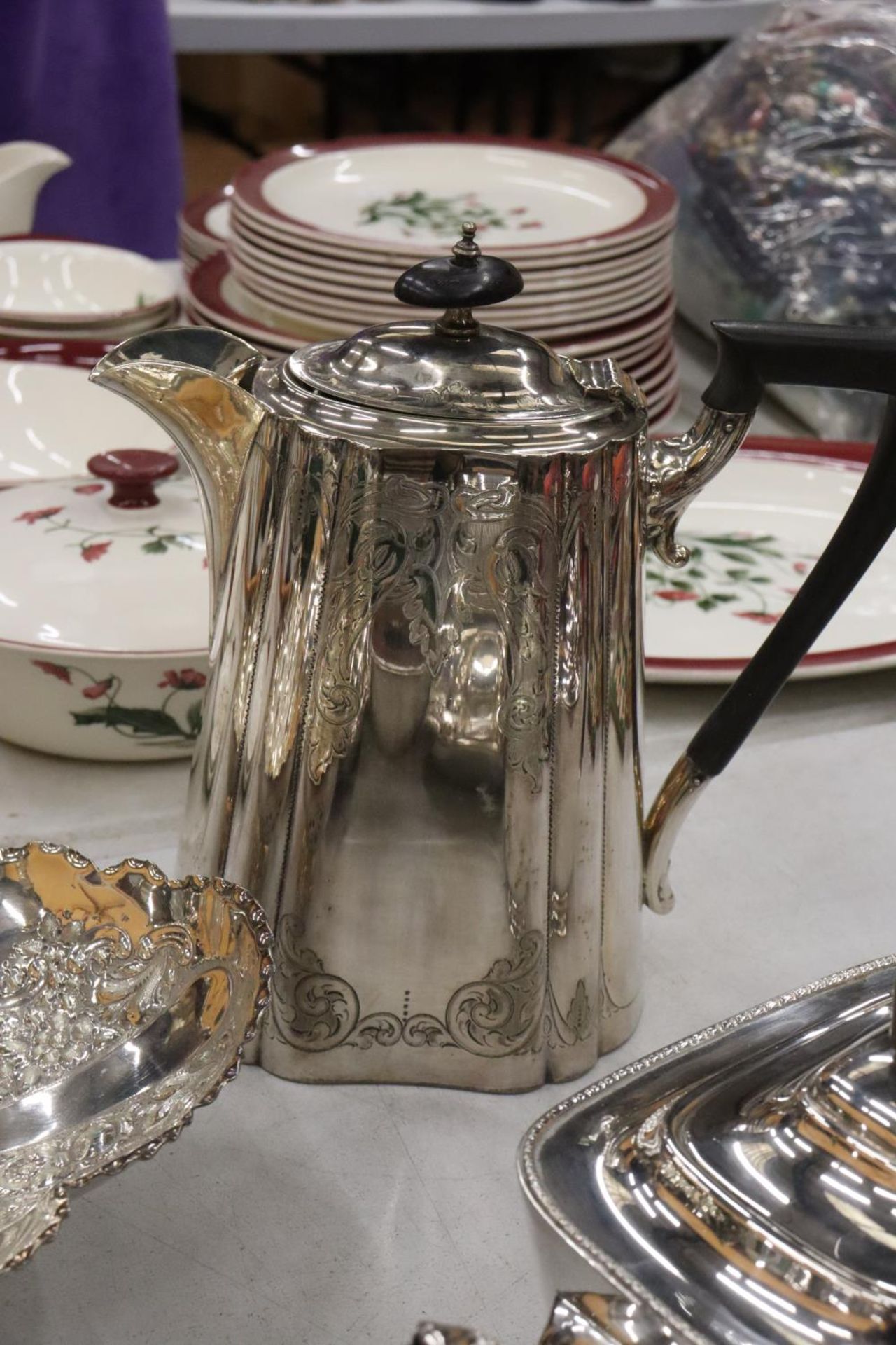 A QUANTITY OF SILVER PLATED ITEMS TO INCLUDE A BASKET BOWL, COFFEE AND TEA POT, LIDDED SERVING - Image 5 of 5