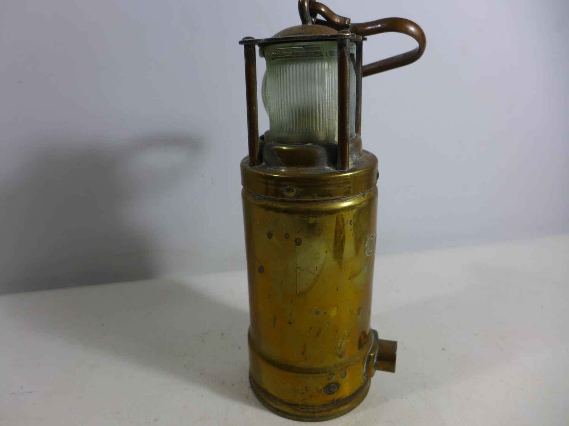 A MID 20TH CENTURY BRASS OLDHAM LAMP, HEIGHT 27CM - Bild 3 aus 4