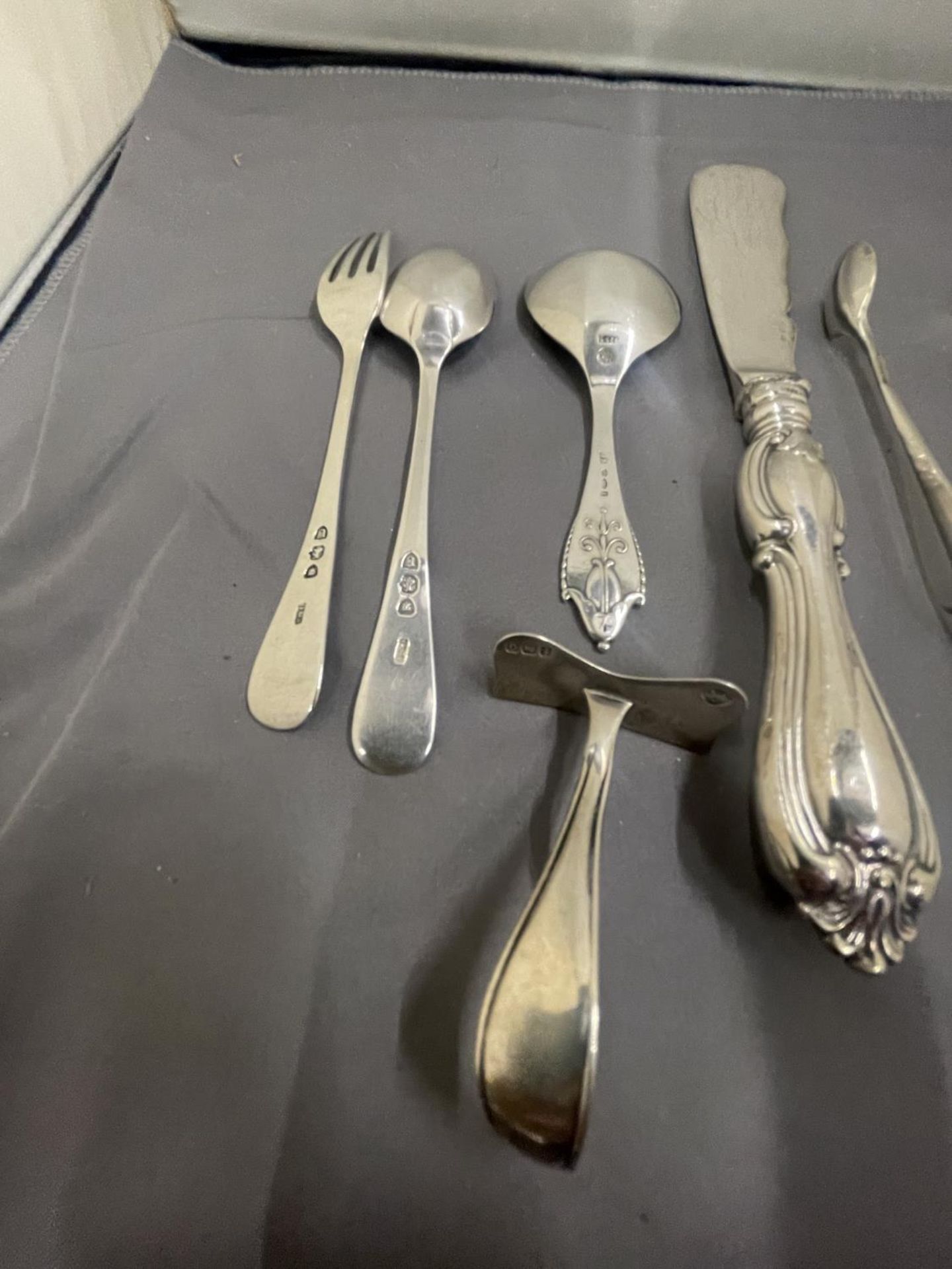 EIGHT VARIOUS MARKED SILVER ITEMS TO INCLUDES SPOONS, NIPS, FORKS ETC GROSS WEIGHT 167 GRAMS - Image 7 of 10