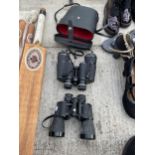 TWO PAIRS OF BINOCULARS AND A CARRY CASE TO INCLUDE A PAIR OF PRINZLLUX ETC
