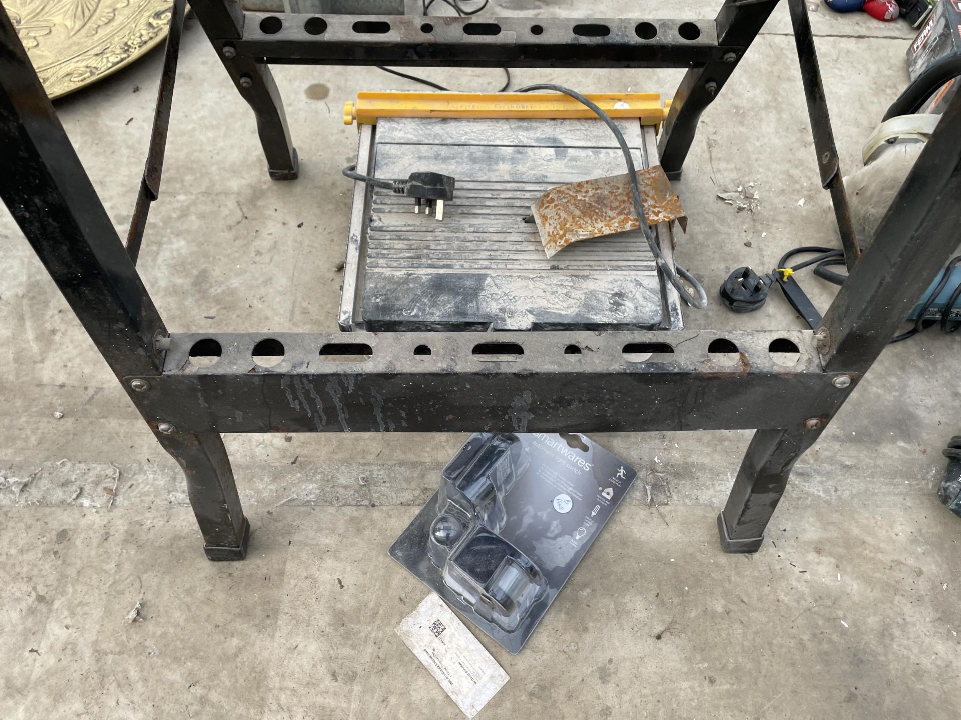 A FOLDING WORKMATE BENCH AND AN ELECTRIC TILE CUTTER - Image 2 of 2