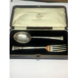 A HALLMARKED BIRMINGHAM SILVER SPOON AND FORK SET IN ORIGINAL PRESENTATION BOX