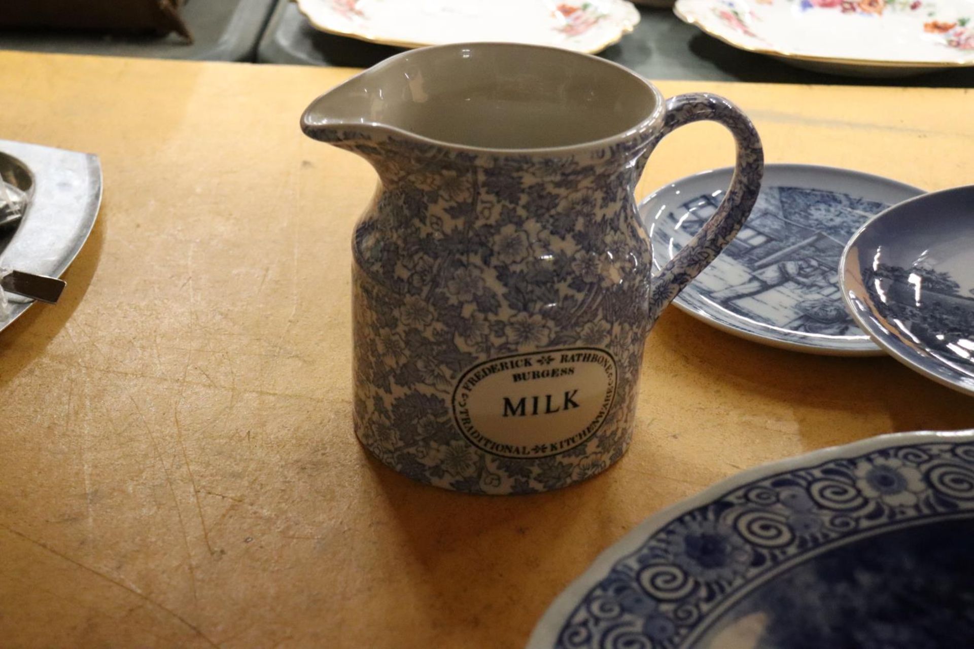 A LARGE VINTAGE BLUE AND WHITE DELFT BOWL, DIAMETER 39CM - A/F, ONE PART OF THE RIM HAS BEEN - Image 3 of 7